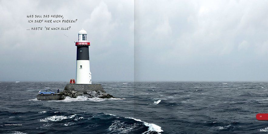 Ein Leuchtturm auf einem Felsen mitten im Meer. Davor steht ein Kleinwagen, dem ein Polizist ein Knöllchen verpasst.