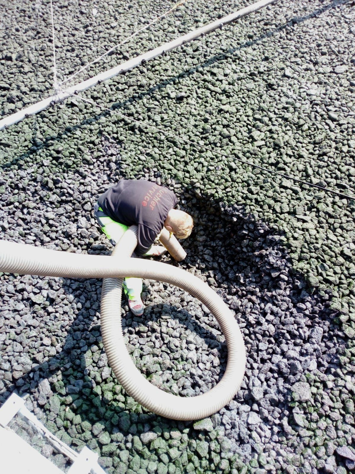 Flachdachbekiesung ; Saugen von Kies