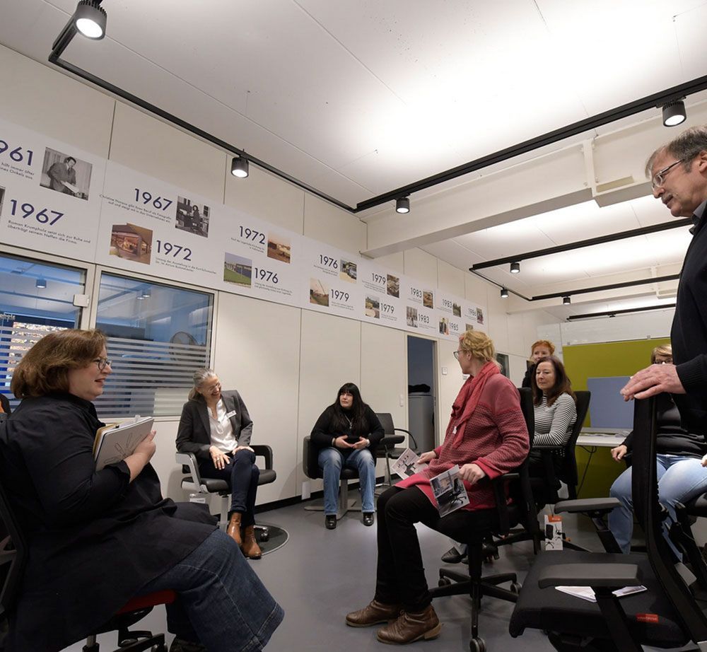 Wirtschaftsfrauen testen Schreibtischstühle aus