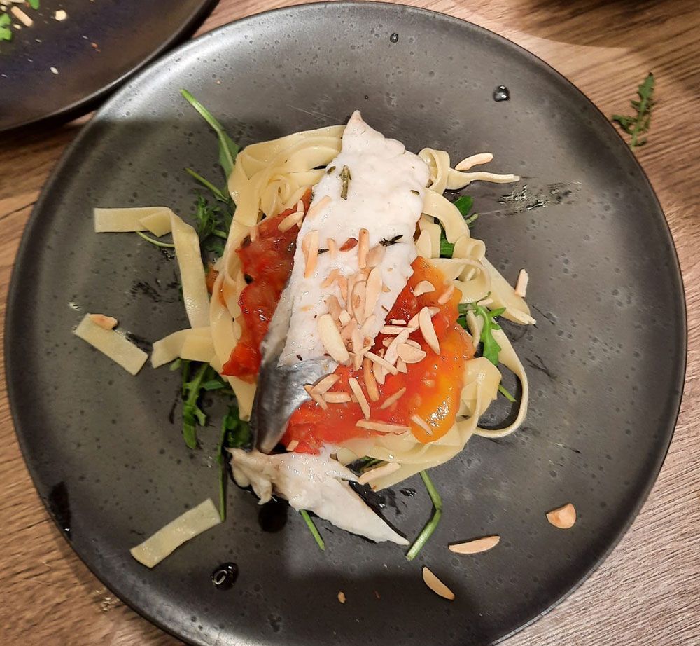 Teller mit Pasta und Sauce Wirtschaftsfrauen