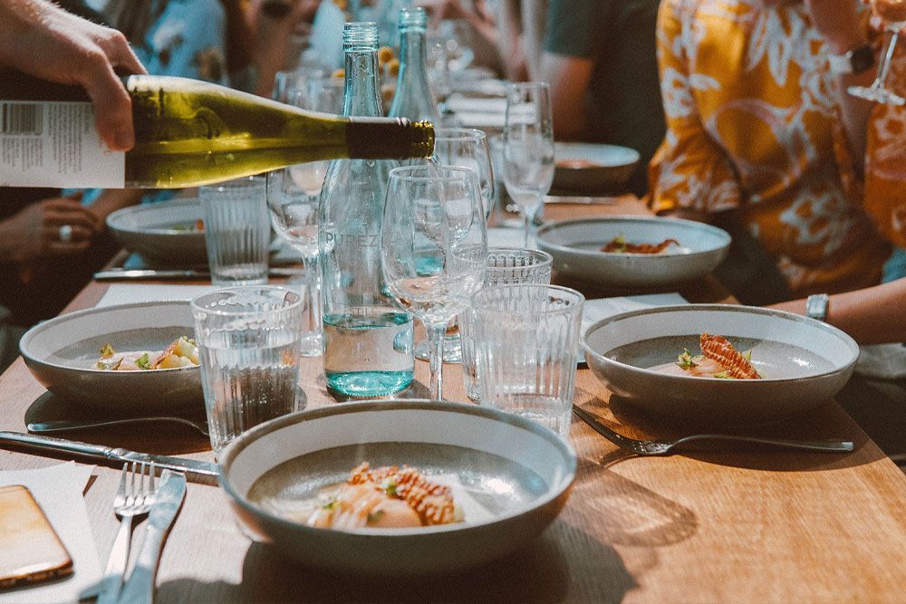 Wasser und Weingläser Wirtschaftsfrauen