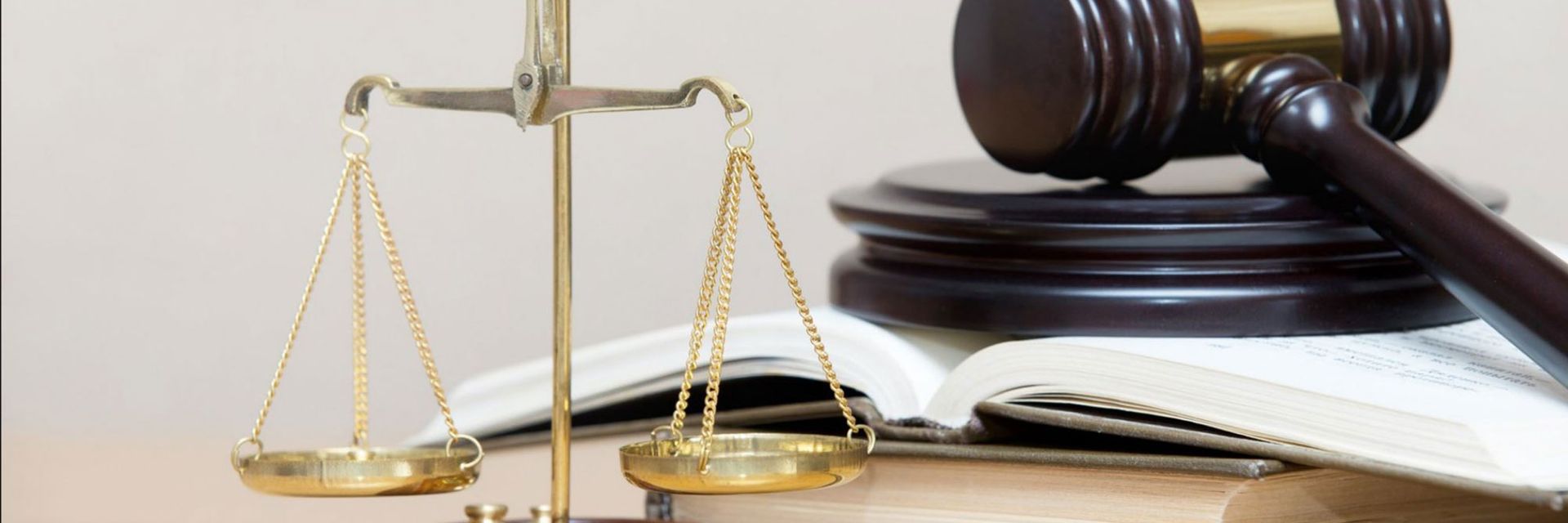 justiz waage gesetzbuch