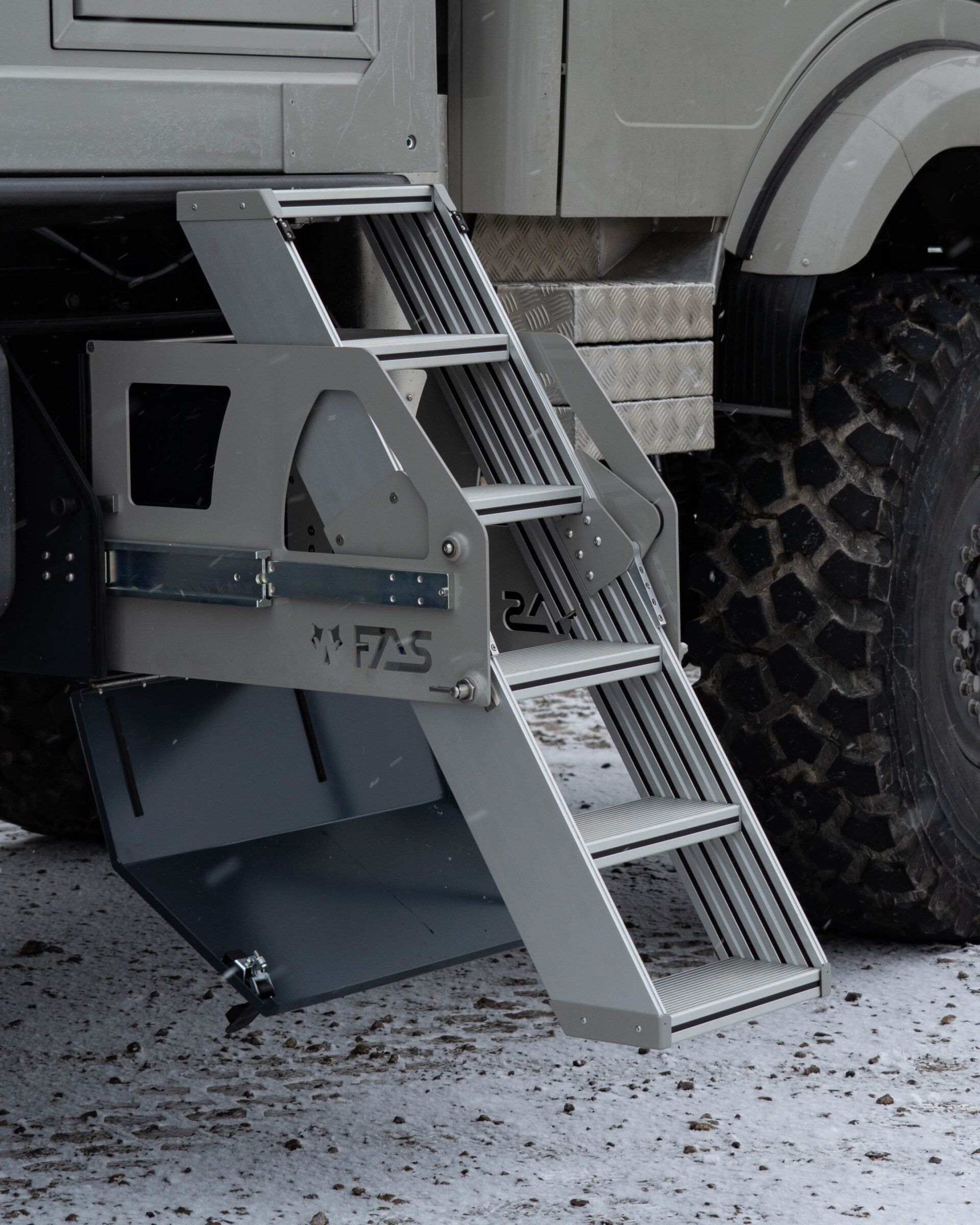 FAS Expedition Fahrzeugbau Wohnkabine Staukastentreppe Treppe Einstiegstreppe Staukasten Stauboxtreppe Staukistentreppe Aluminium klappbar freischwebend stabil hundesicher für Hunde geeignet krallensicher