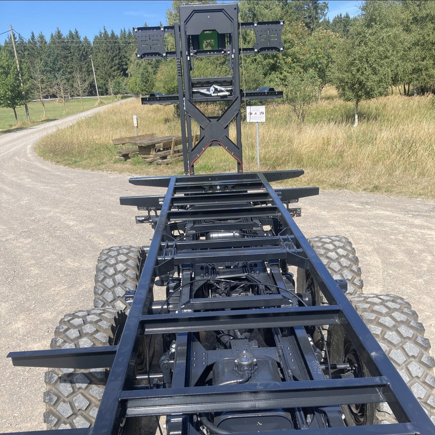 Fahrzeugbau Allrad Expeditionsmobil offroad Mercedes Aufbereitung Zwischenrahmen Hilfsrahmen Basisfahrzeug Kabinenkürzung Radstandsverlängerung lkw 4x4 weltreisemobil MAN IVECO Blissmobil Krug Steyr Excap