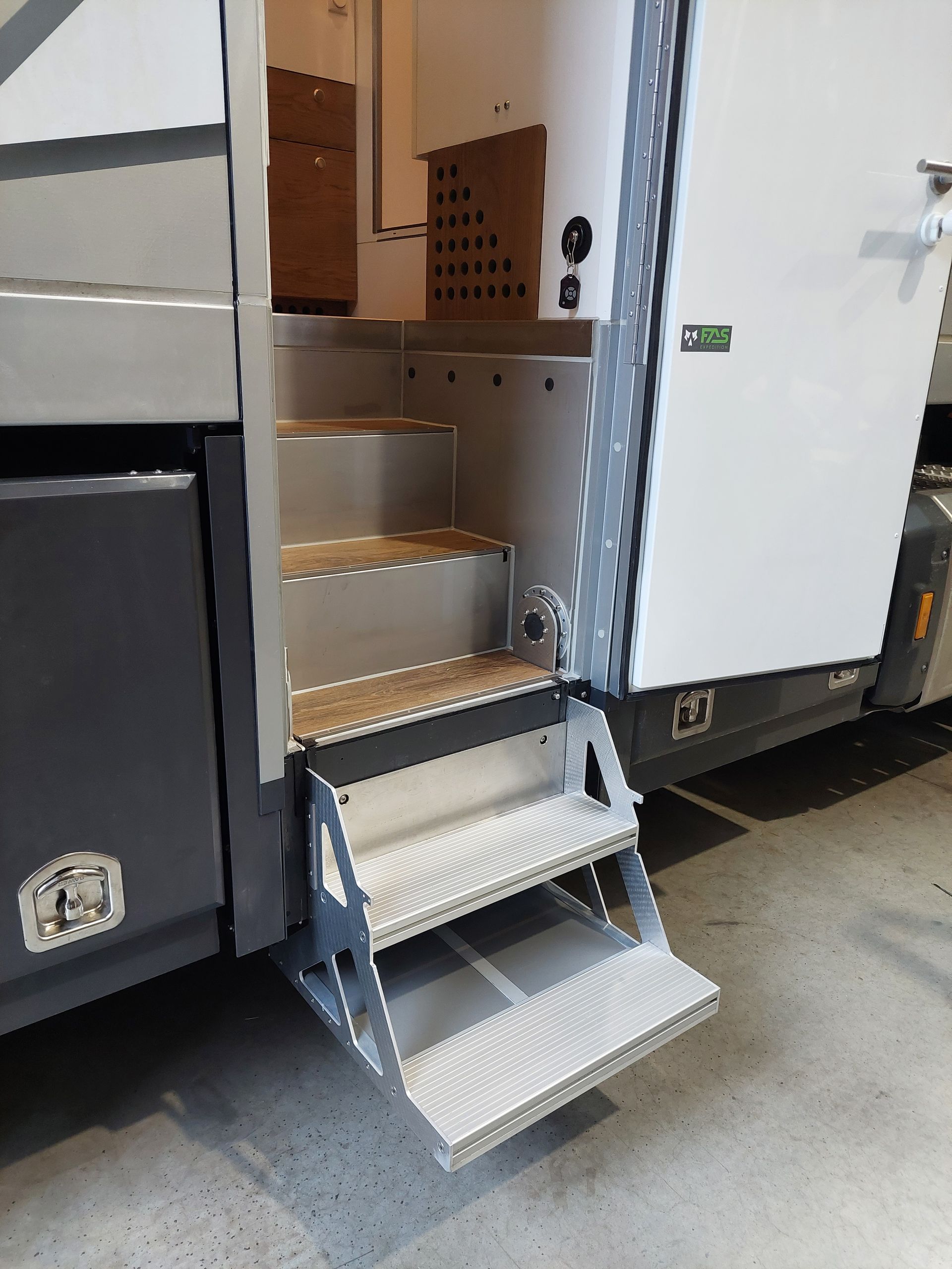 FAS Expedition Expeditionsmobil Reisemobil Mercedes Actros 1836 4x4 Komplettfahrzeug zum Verkauf 6m Wohnkabine Quadträger hochwertiges Interieur Rundsitzgruppe Längsbetten Panoramafenster 800Ah/ 1,9KW Solar