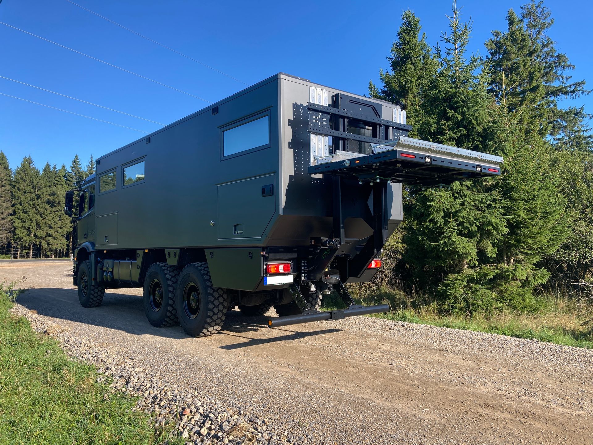 FAS Expedition GmbH Heckträger Quadträger Motorradträger Fahrradträger Lift Ersatzräder Plattform unterseitige Ersatzradmontage Rampen Sandbleche Mercedes MAN Expeditionsfahrzeug Reisemobil Lkw