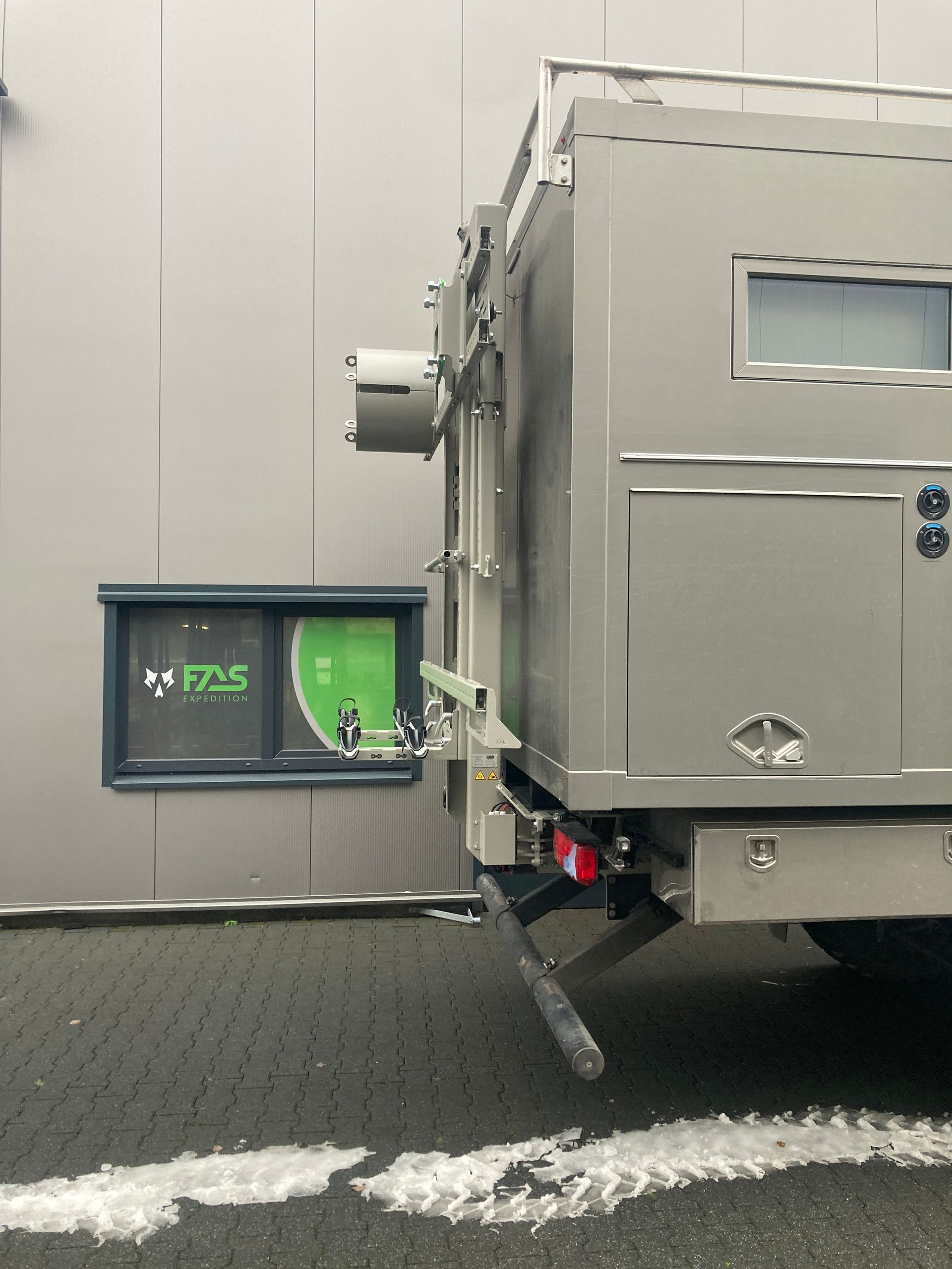 FAS Expedition GmbH Heckträger Fahrradträger Lift Ersatzräder Karkasse Ersatzreifen Mercedes MAN Expeditionsfahrzeug Reisemobil Lkw