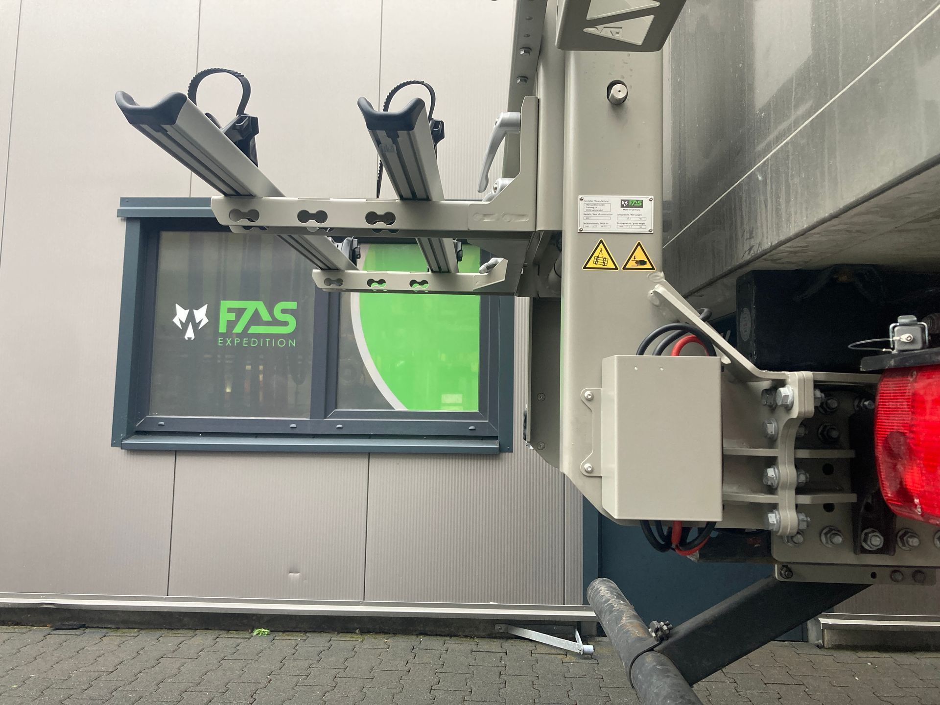 FAS Expedition GmbH Heckträger Fahrradträger Lift Ersatzräder Karkasse Ersatzreifen Mercedes MAN Expeditionsfahrzeug Reisemobil Lkw