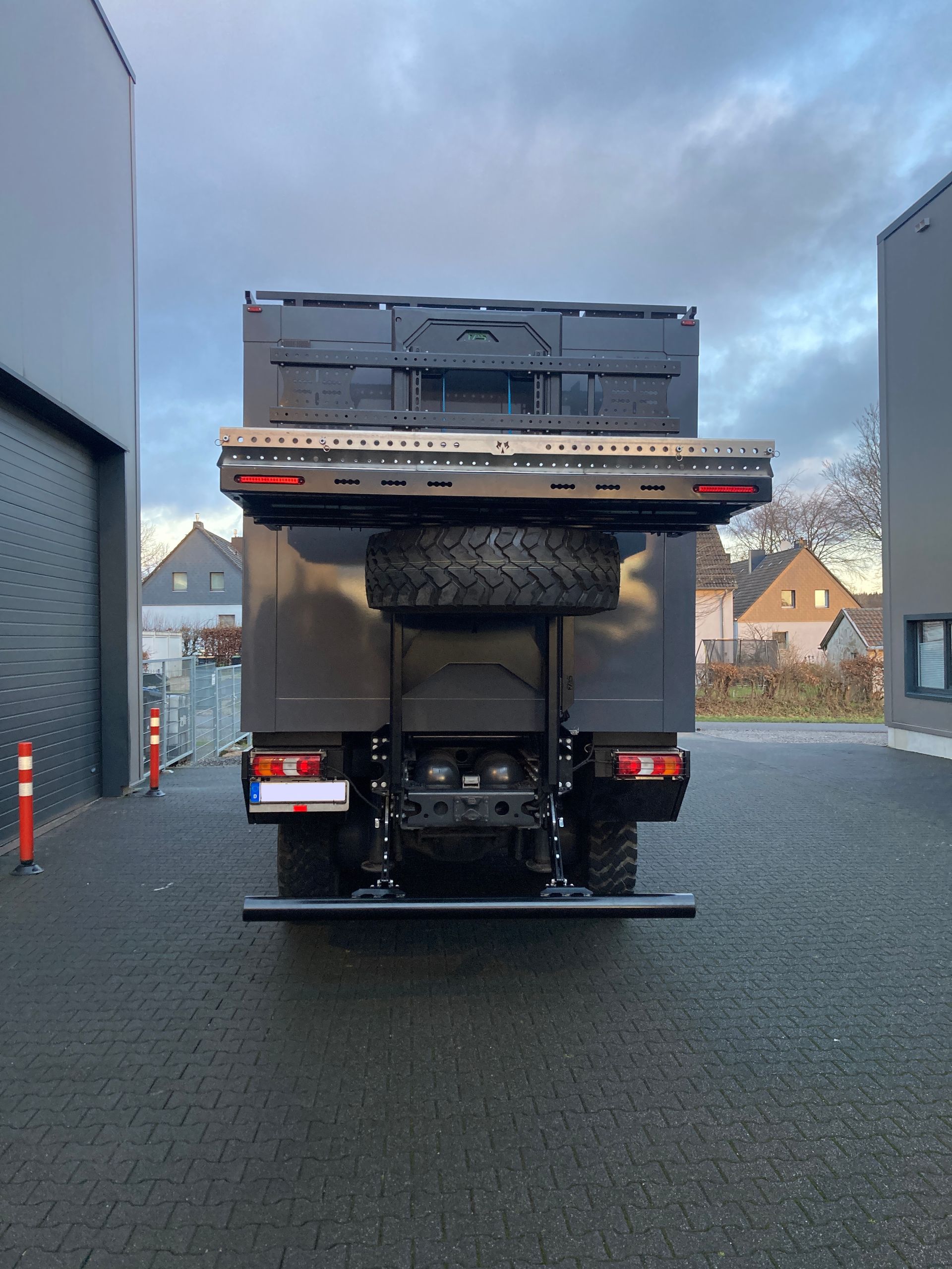 FAS Expedition Heckträger Quadträger Plattform Ersatzrad Reisemobil Expeditionsmobil Mercedes Arocs 6x6 Allrad Offroad Unterfahrschutz