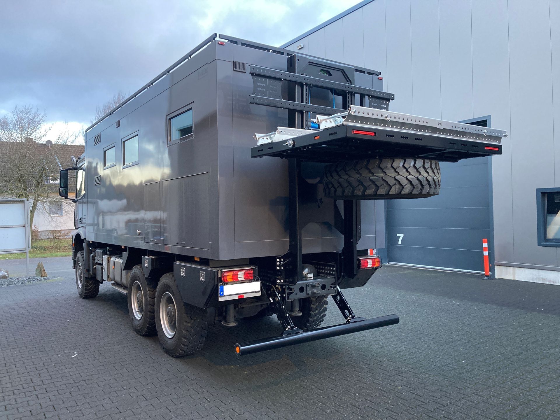 FAS Expedition Heckträger Quadträger Plattform Ersatzrad Reisemobil Expeditionsmobil Mercedes Arocs 6x6 Allrad Offroad Unterfahrschutz