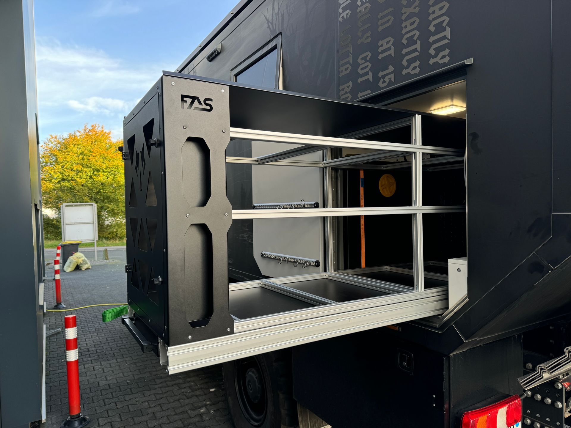 FAS Expedition Reisemobil Expeditionsmobil Heckauszugsystem Heckgarage Staufach Boxenrack Kistensystem Auszug Euro EUR Kisten elektrische Verriegelung Entriegelung Sicherheit Aluminium pulverbeschichtet Aluprofile