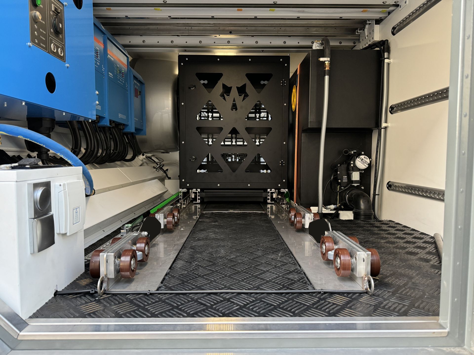 FAS Expedition Reisemobil Expeditionsmobil Heckauszugsystem Heckgarage Staufach Boxenrack Kistensystem Auszug Euro EUR Kisten elektrische Verriegelung Entriegelung Sicherheit Aluminium pulverbeschichtet Aluprofile