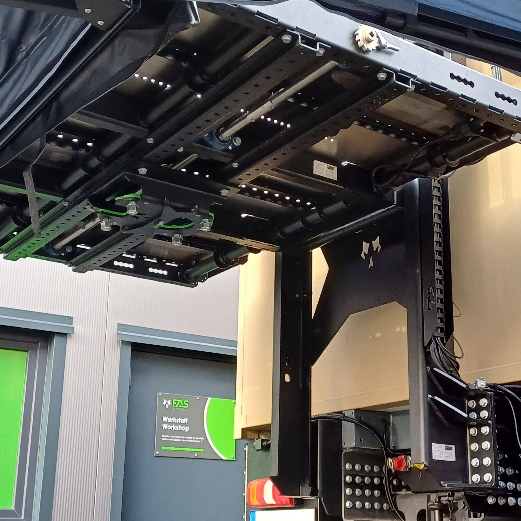 Mercedes Arocs 6x6 FAS Exedition Expeditionsmobil Reisemobil Offroad Ormocar Selbstausbau Heckträger Lastenträger Quadträger Motorradträger Quad ATV Unterfahrschutz Markise Batwing Awning