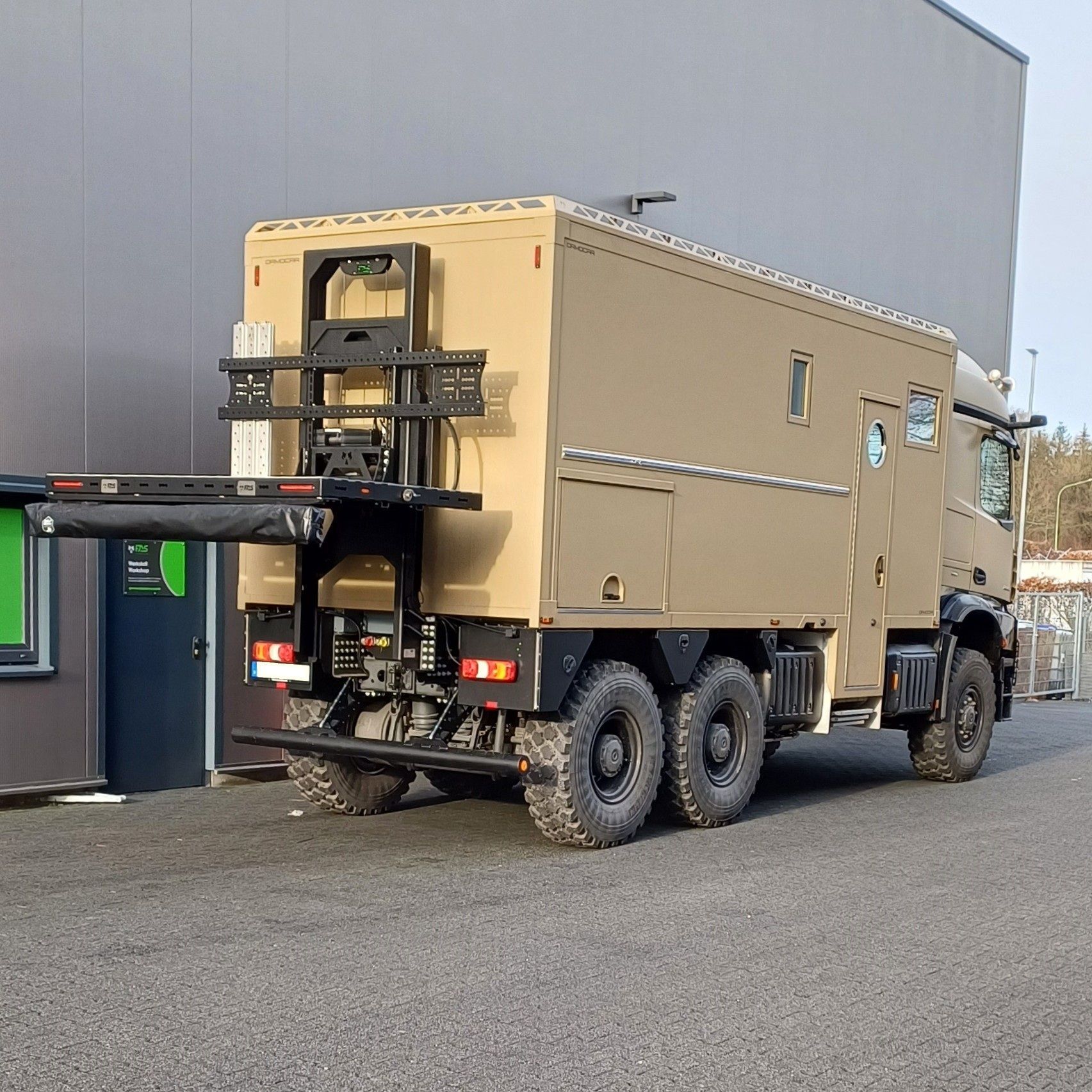 Mercedes Arocs 6x6 FAS Exedition Expeditionsmobil Reisemobil Offroad Ormocar Selbstausbau Heckträger Lastenträger Quadträger Motorradträger Quad ATV Unterfahrschutz Markise Batwing Awning