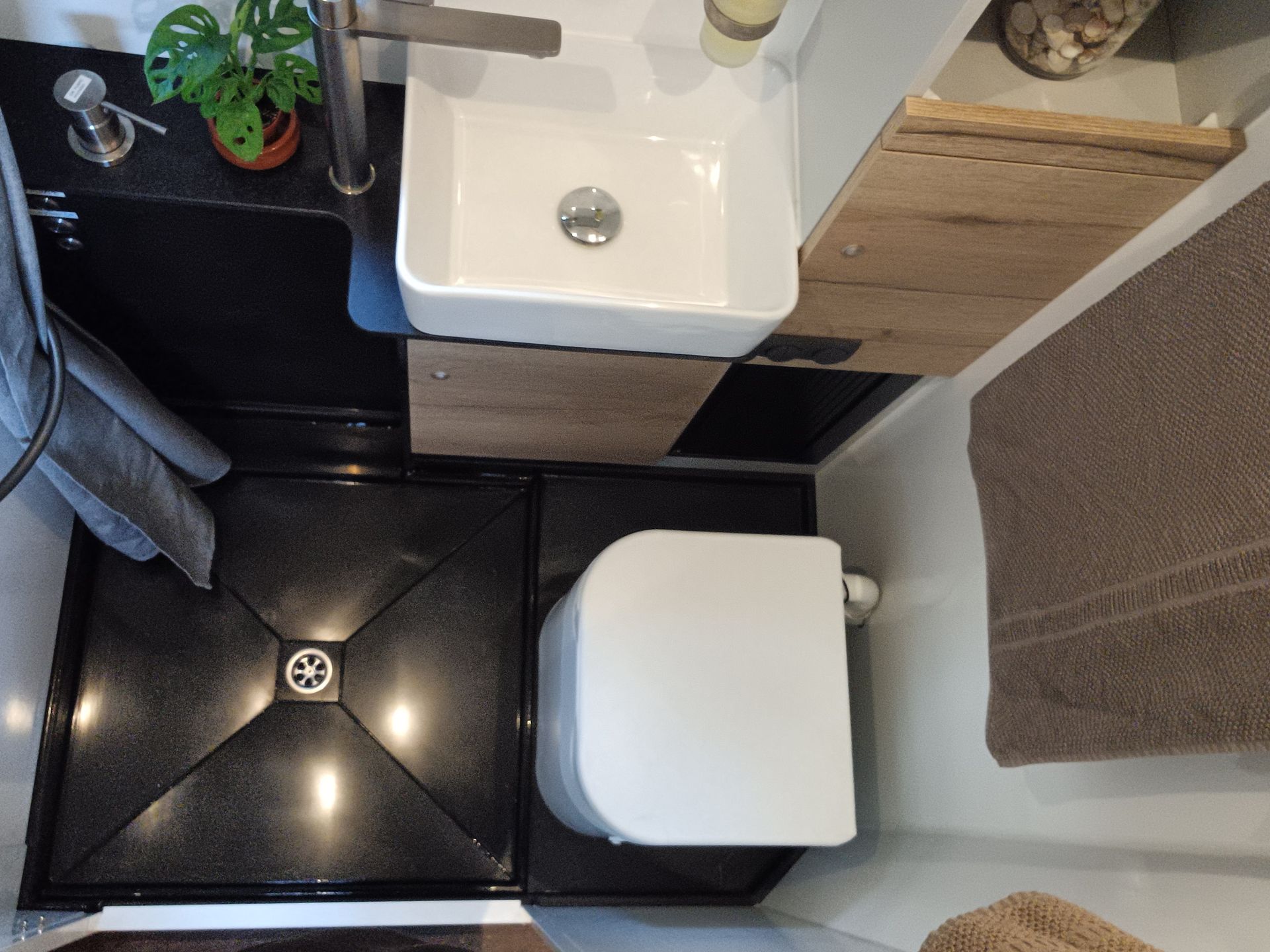 Mercedes Arocs FAS Expedition Expeditionsmobil Reisemobil Offroad Wohnkabine Luxus Ausstattung Bad WC Dusche Glastür Corian Eiche Keramikwaschbecken Komposttoilette OGO Humustrenntoilette Dauershower Shower Loop