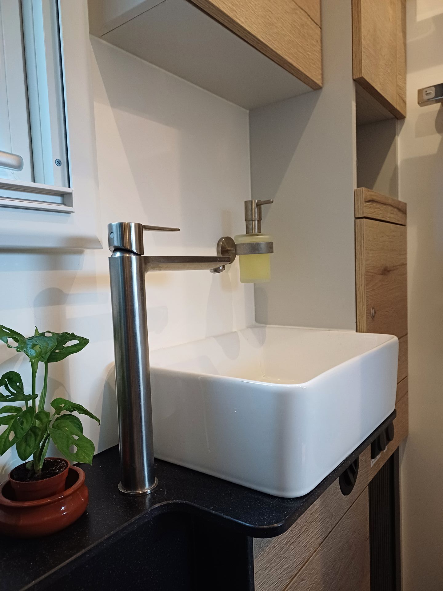 Mercedes Arocs FAS Expedition Expeditionsmobil Reisemobil Offroad Wohnkabine Luxus Ausstattung Bad WC Dusche Glastür Corian Eiche Keramikwaschbecken Komposttoilette OGO Humustrenntoilette Dauershower Shower Loop