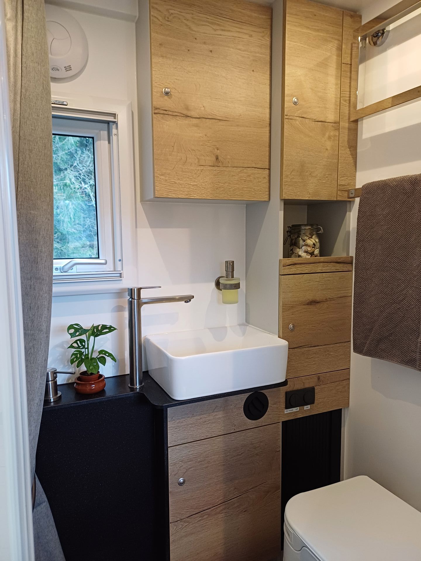 Mercedes Arocs FAS Expedition Expeditionsmobil Reisemobil Offroad Wohnkabine Luxus Ausstattung Bad WC Dusche Glastür Corian Eiche Keramikwaschbecken Komposttoilette OGO Humustrenntoilette Dauershower Shower Loop