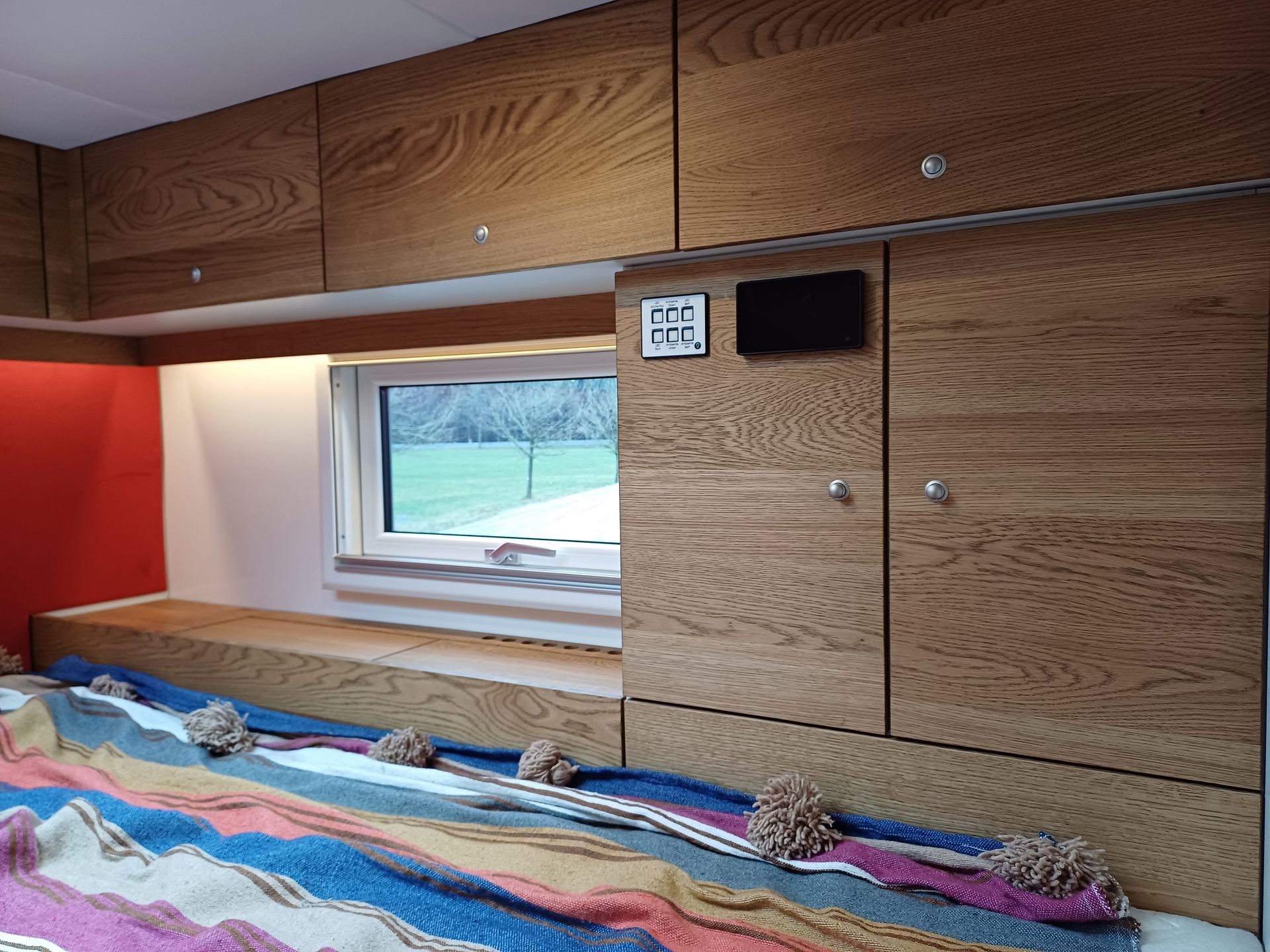 Mercedes Arocs FAS Expedition Expeditionsmobil Reisemobil Offroad Wohnkabine Luxus Ausstattung Bett Doppelbett Längsbetten Eiche Echtholz Wäschefach Wäscheklappe Waschmaschine Tiny Wash Waschtrockner Garagenstaufach Heckgarage