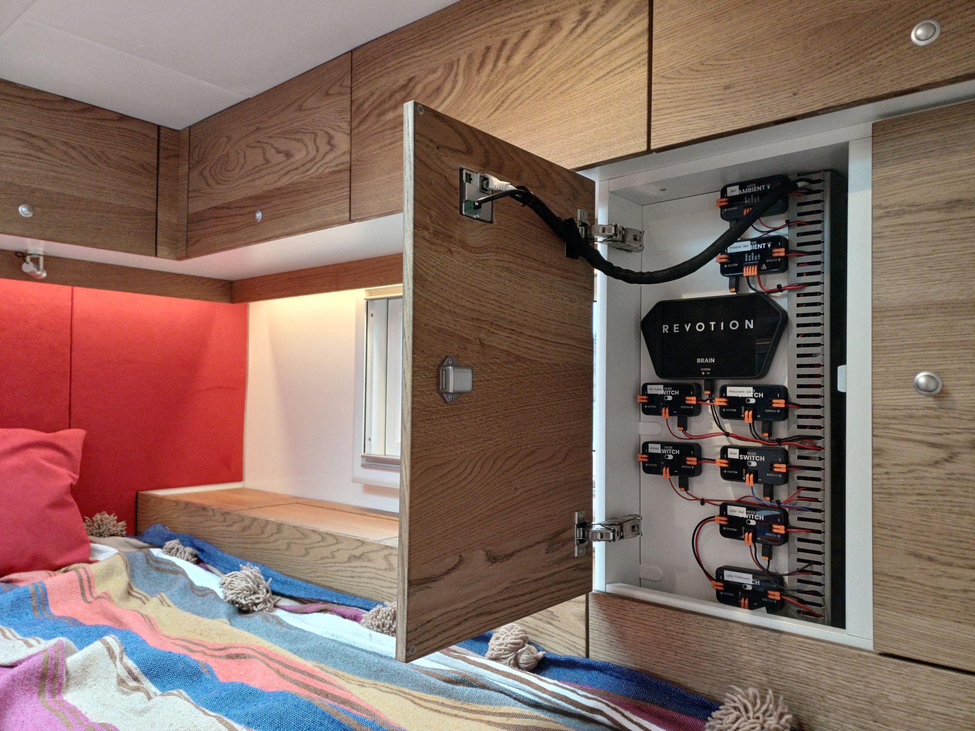 Mercedes Arocs FAS Expedition Expeditionsmobil Reisemobil Offroad Wohnkabine Luxus Ausstattung Bett Doppelbett Längsbetten Eiche Echtholz Wäschefach Wäscheklappe Waschmaschine Tiny Wash Waschtrockner Garagenstaufach Heckgarage