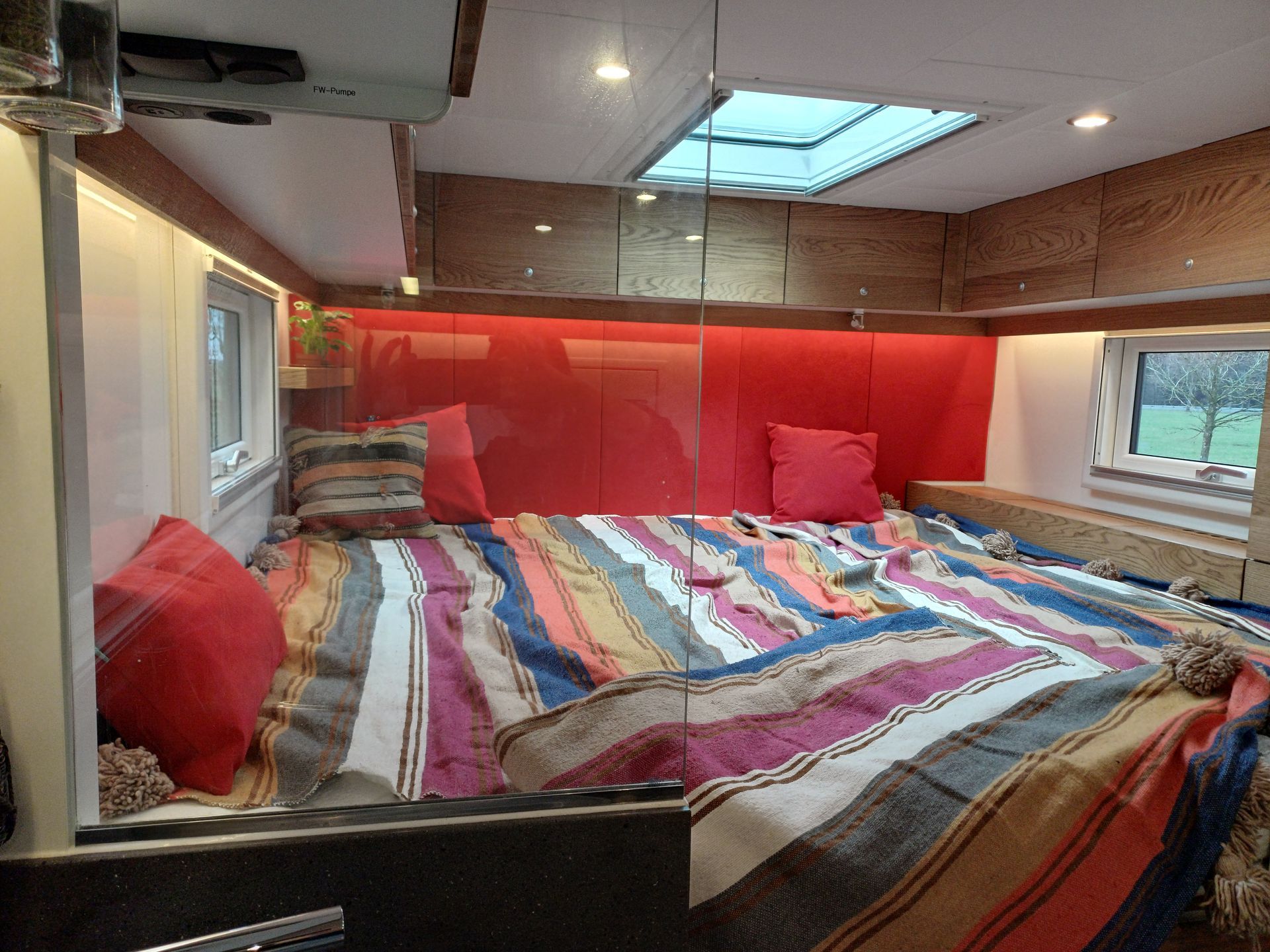 Mercedes Arocs FAS Expedition Expeditionsmobil Reisemobil Offroad Wohnkabine Luxus Ausstattung Bett Doppelbett Längsbetten Eiche Echtholz Wäschefach Wäscheklappe Waschmaschine Tiny Wash Waschtrockner Garagenstaufach Heckgarage