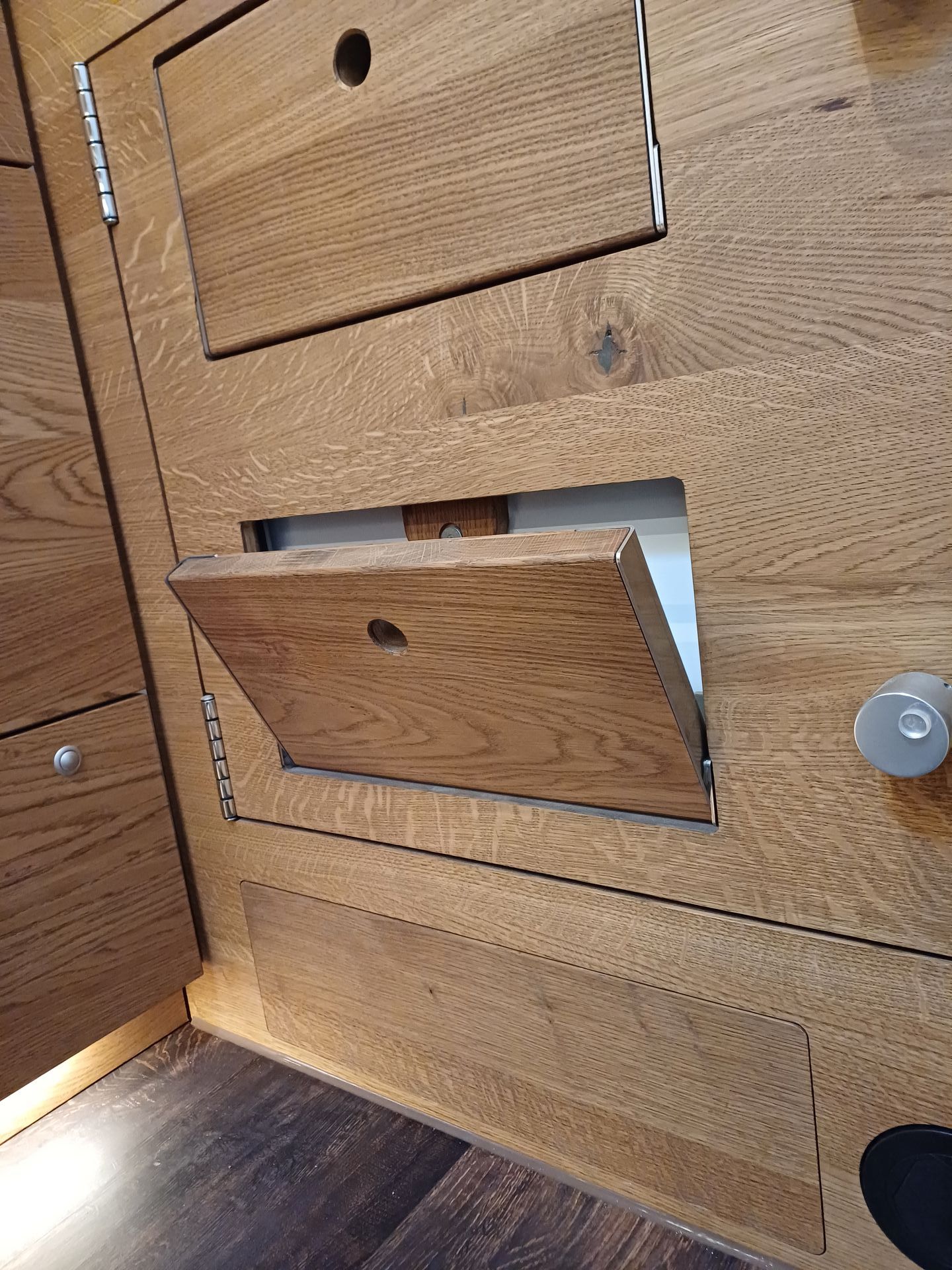 Mercedes Arocs FAS Expedition Expeditionsmobil Reisemobil Offroad Wohnkabine Luxus Ausstattung Bett Doppelbett Längsbetten Eiche Echtholz Wäschefach Wäscheklappe Waschmaschine Tiny Wash Waschtrockner Garagenstaufach Heckgarage