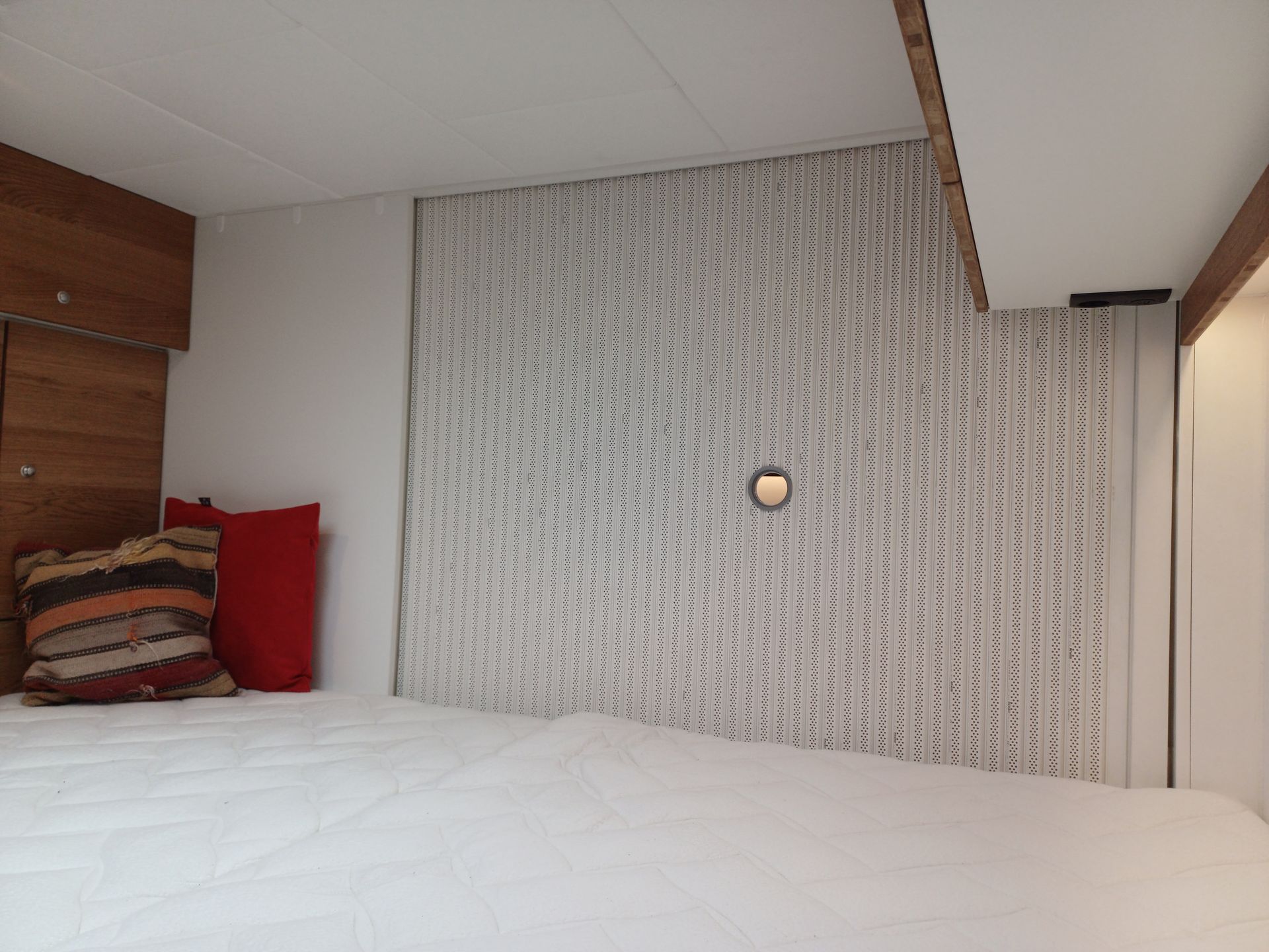 Mercedes Arocs FAS Expedition Expeditionsmobil Reisemobil Offroad Wohnkabine Luxus Ausstattung Bett Doppelbett Längsbetten Eiche Echtholz Wäschefach Wäscheklappe Waschmaschine Tiny Wash Waschtrockner Garagenstaufach Heckgarage