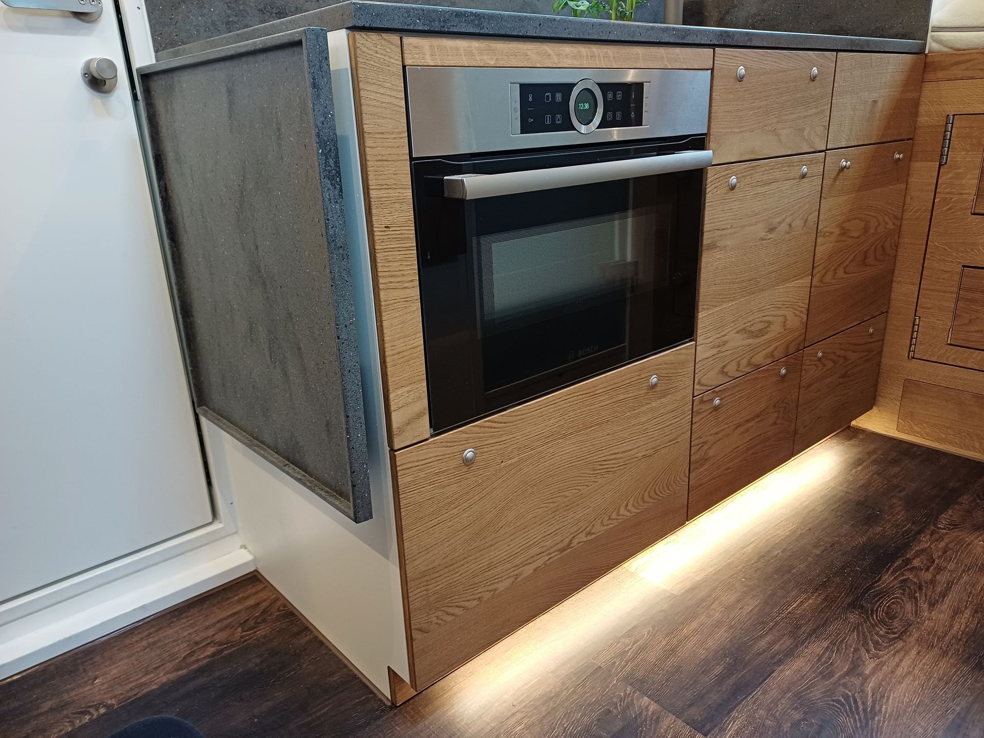 Mercedes Arocs FAS Expedition Expeditionsmobil Reisemobil Offroad Wohnkabine Luxus Ausstattung Küche Corian Induktion Eiche Echtholz Lava Arbeitsplattenerweiterung Dunstabzug Kompaktbackofen Mikrowelle Blanco Spüle