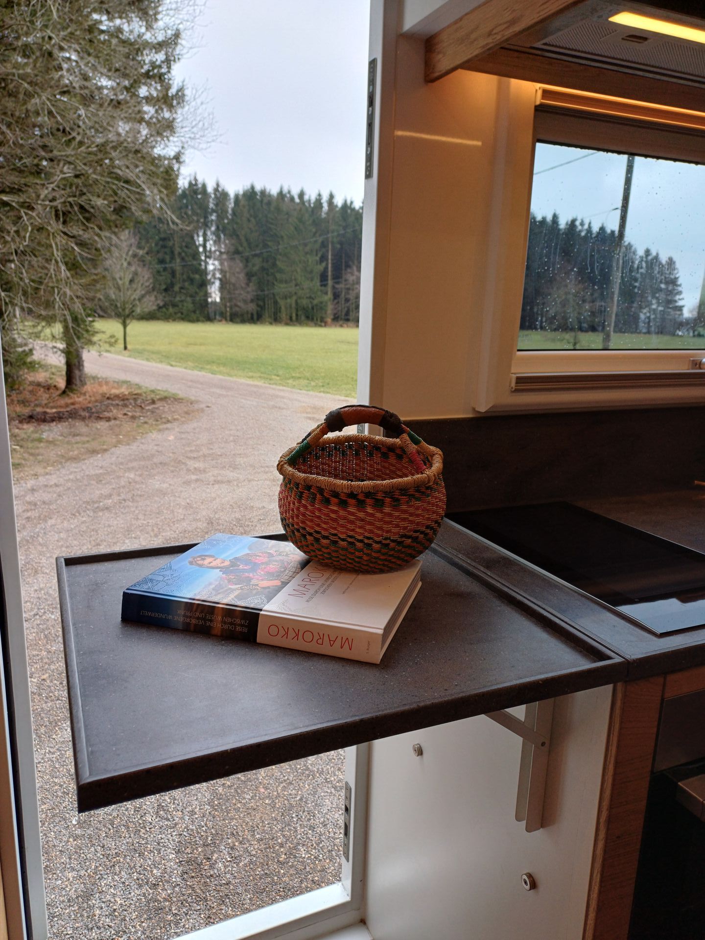 Mercedes Arocs FAS Expedition Expeditionsmobil Reisemobil Offroad Wohnkabine Luxus Ausstattung Küche Corian Induktion Eiche Echtholz Lava Arbeitsplattenerweiterung Dunstabzug Kompaktbackofen Mikrowelle Blanco Spüle