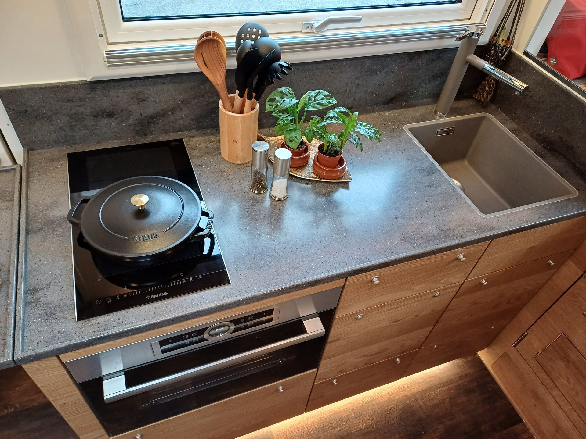 Mercedes Arocs FAS Expedition Expeditionsmobil Reisemobil Offroad Wohnkabine Luxus Ausstattung Küche Corian Induktion Eiche Echtholz Lava Arbeitsplattenerweiterung Dunstabzug Kompaktbackofen Mikrowelle Blanco Spüle