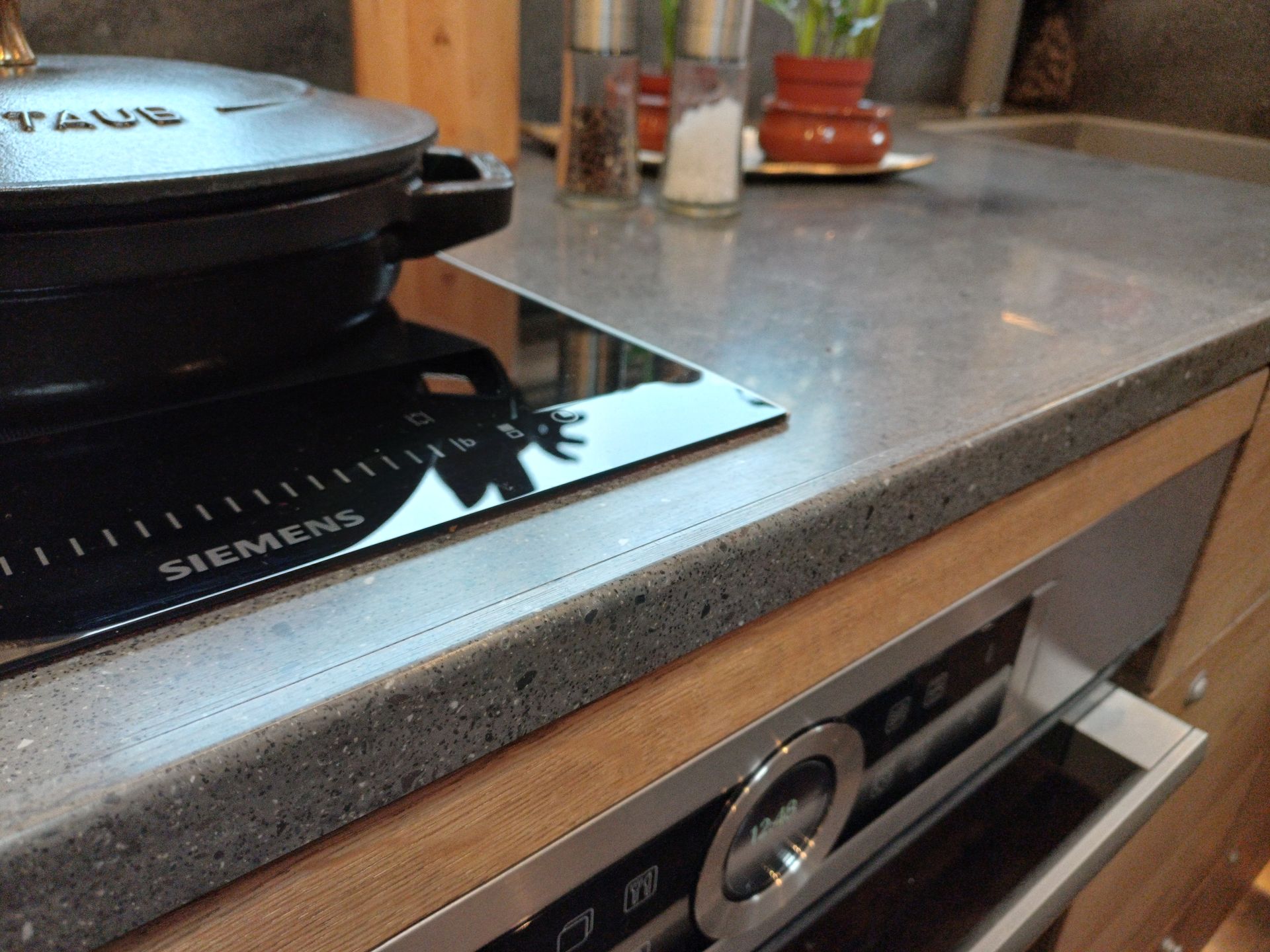 Mercedes Arocs FAS Expedition Expeditionsmobil Reisemobil Offroad Wohnkabine Luxus Ausstattung Küche Corian Induktion Eiche Echtholz Lava Arbeitsplattenerweiterung Dunstabzug Kompaktbackofen Mikrowelle Blanco Spüle