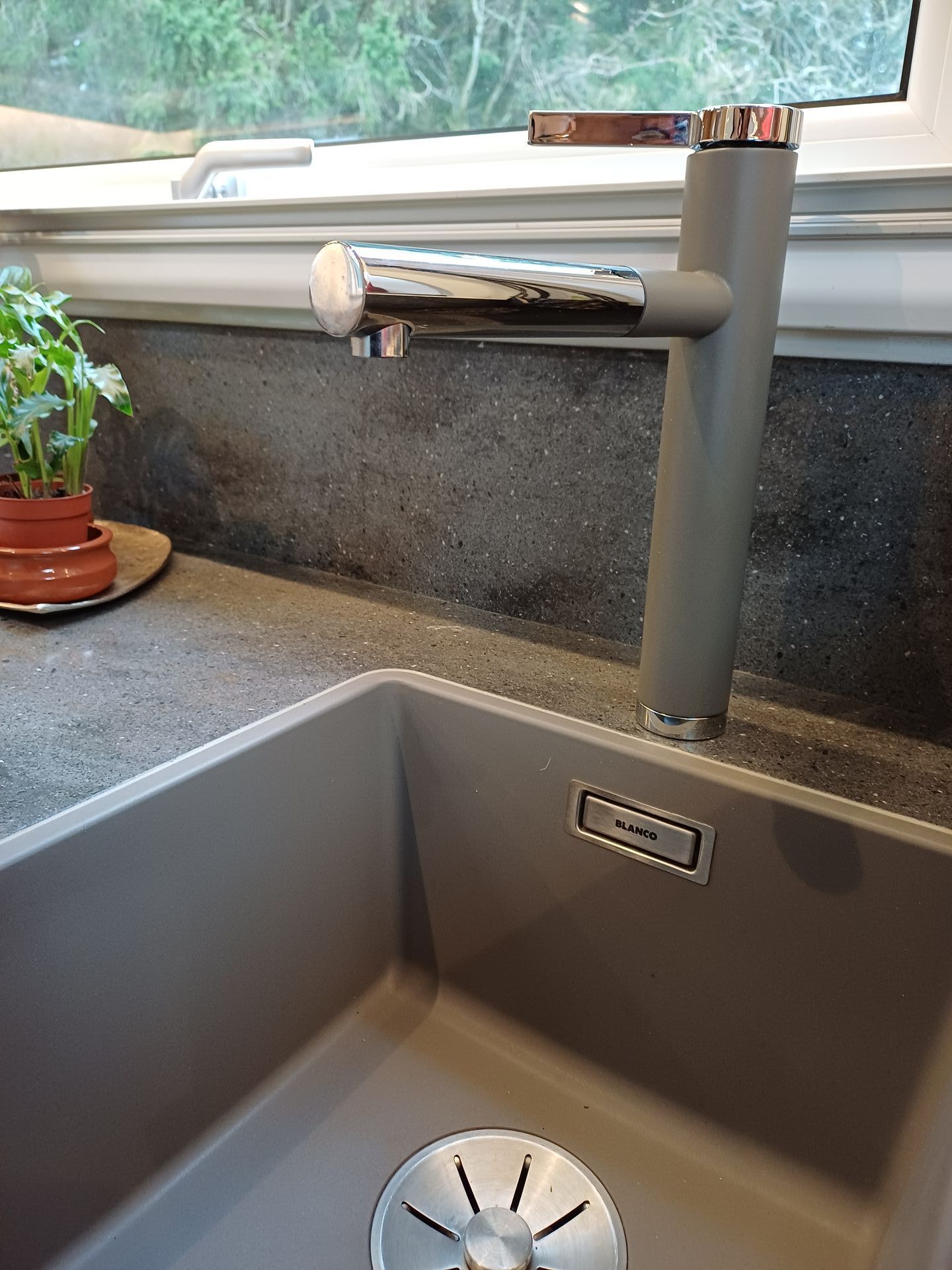 Mercedes Arocs FAS Expedition Expeditionsmobil Reisemobil Offroad Wohnkabine Luxus Ausstattung Küche Corian Induktion Eiche Echtholz Lava Arbeitsplattenerweiterung Dunstabzug Kompaktbackofen Mikrowelle Blanco Spüle