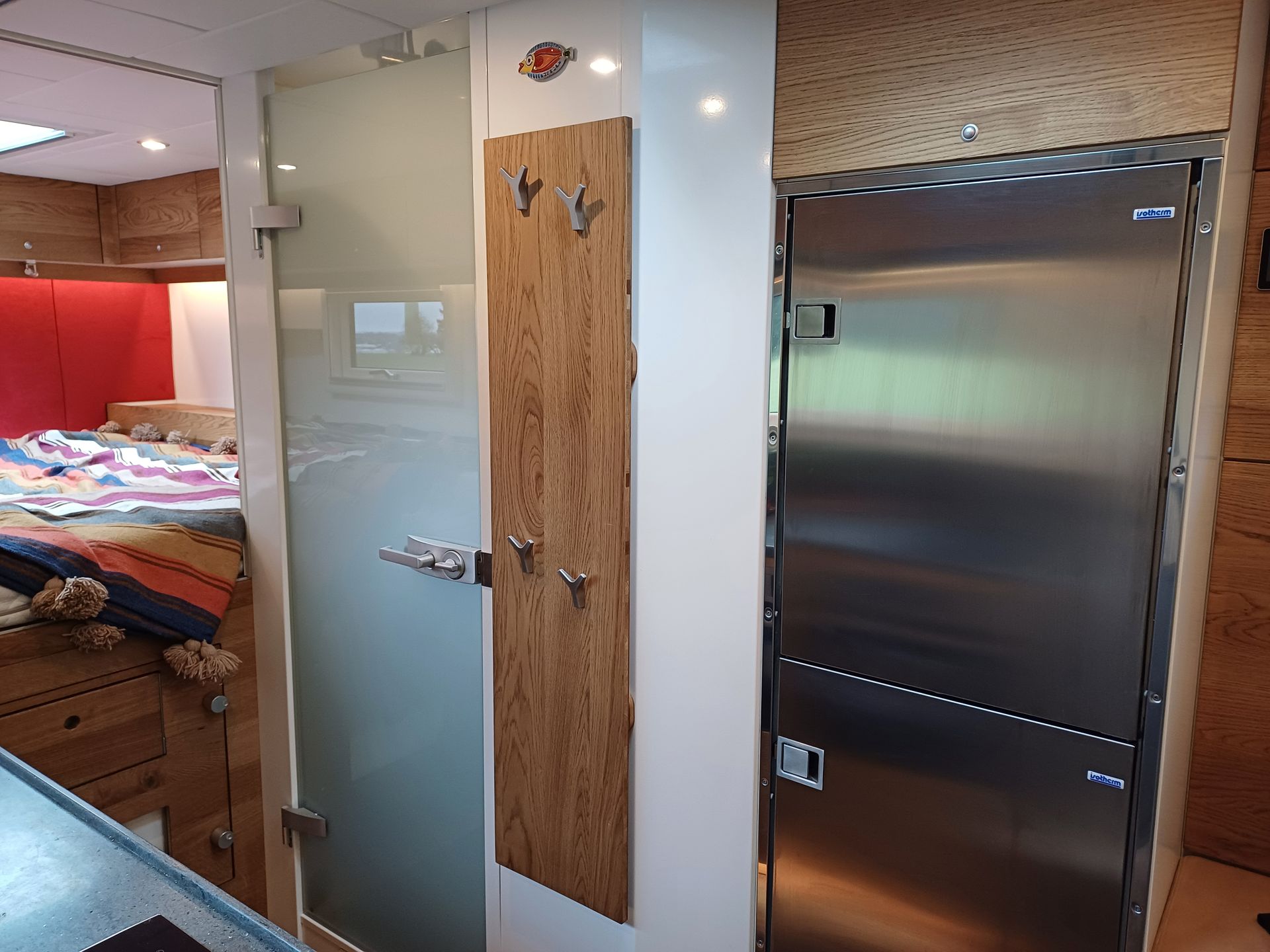 Mercedes Arocs FAS Expedition Expeditionsmobil Reisemobil Offroad Wohnkabine Luxus Ausstattung Küche Corian Induktion Eiche Echtholz Lava Arbeitsplattenerweiterung Dunstabzug Kompaktbackofen Mikrowelle Blanco Spüle