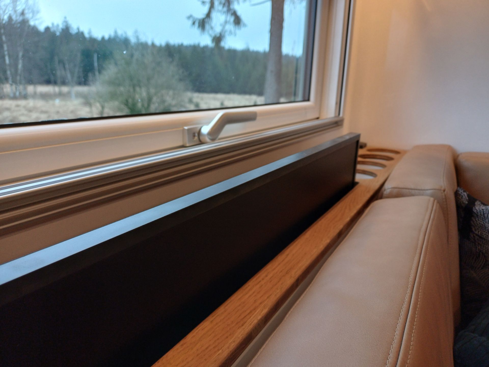 Mercedes Arocs FAS Expedition Expeditionsmobil Reisemobil Offroad Wohnkabine Luxus Ausstattung Rundsitzgruppe Durchstieg Hund Eiche Echtholz Büffelleder