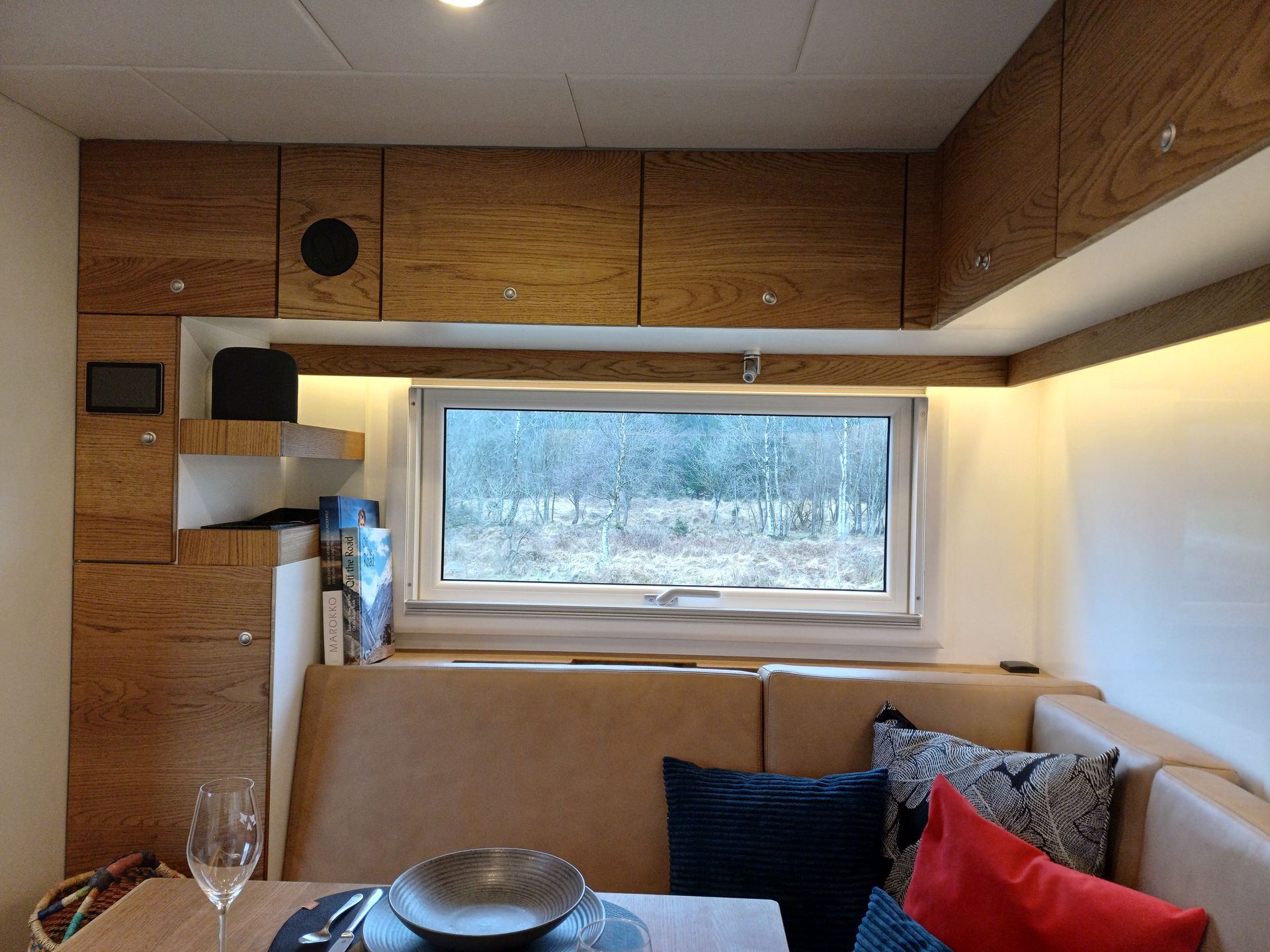 Mercedes Arocs FAS Expedition Expeditionsmobil Reisemobil Offroad Wohnkabine Luxus Ausstattung Rundsitzgruppe Durchstieg Hund Eiche Echtholz Büffelleder