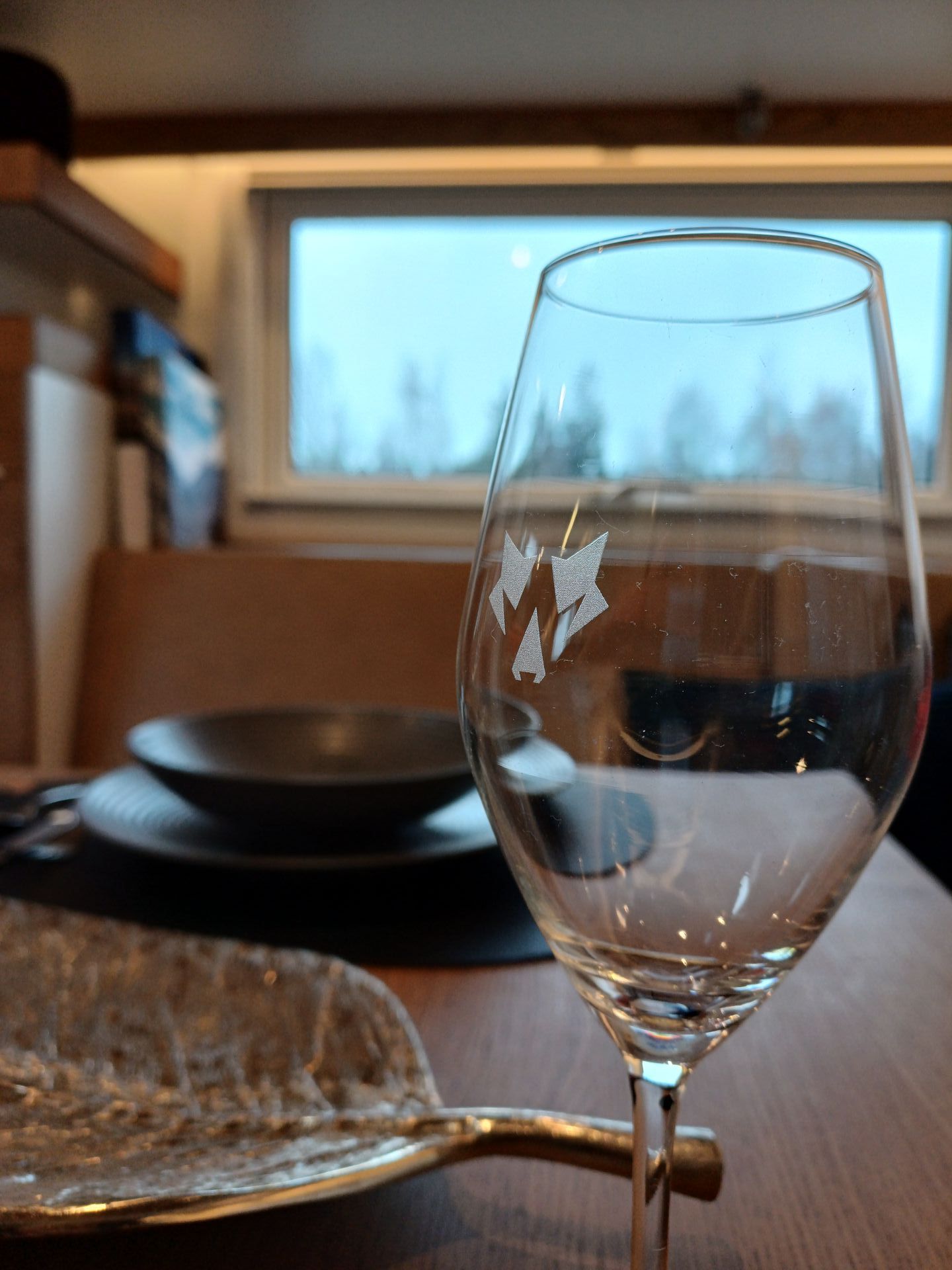 Mercedes Arocs FAS Expedition Expeditionsmobil Reisemobil Offroad Wohnkabine Luxus Ausstattung Rundsitzgruppe Durchstieg Hund Eiche Echtholz Büffelleder