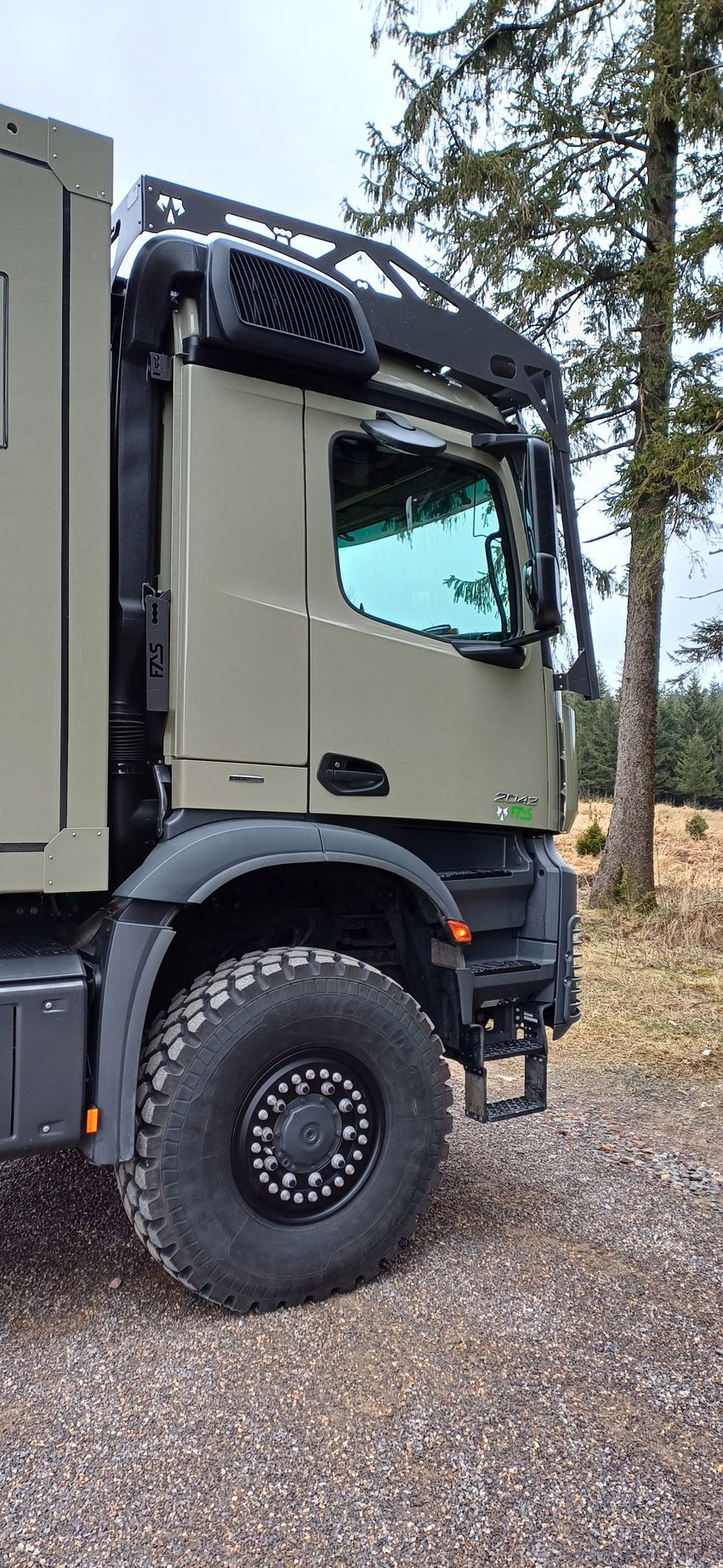 Mercedes Arocs FAS Expedition Expeditionsmobil Reisemobil Offroad Wohnkabine Luxus Ausstattung Dachträger Lighbars Beleuchtung Arbeitsbeleuchtung Leiter Aufstiegsleiter Aufstieg Pulverbeschichtet Verzinkt Maßanfertigung Balkon Teak Teek Belag