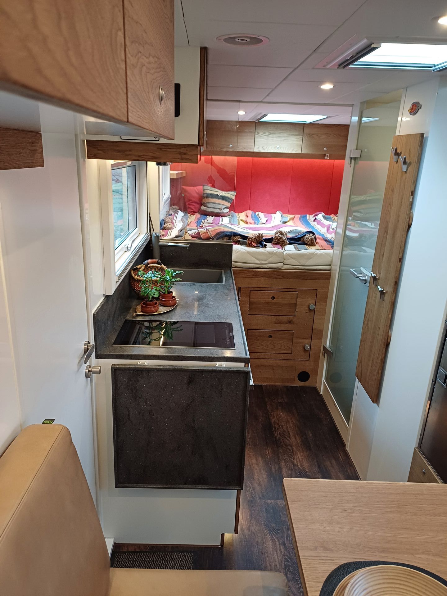 Mercedes Arocs FAS Expedition Expeditionsmobil Reisemobil Offroad Wohnkabine Luxus Ausstattung Küche Corian Induktion Eiche Echtholz Lava Arbeitsplattenerweiterung Dunstabzug Kompaktbackofen Mikrowelle Blanco Spüle