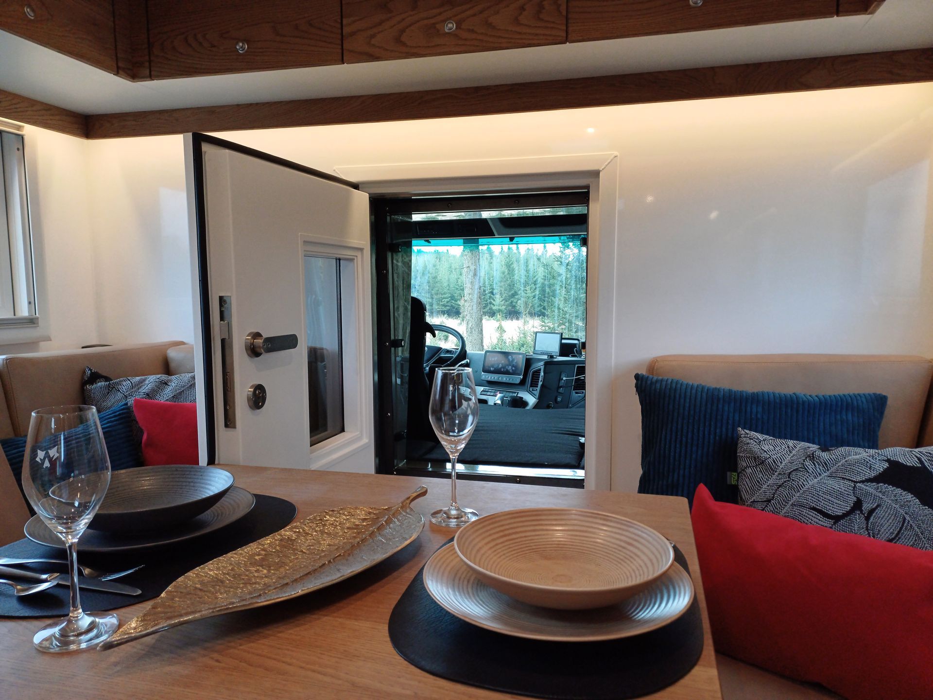 Mercedes Arocs FAS Expedition Expeditionsmobil Reisemobil Offroad Wohnkabine Luxus Ausstattung Rundsitzgruppe Durchstieg Hund Eiche Echtholz Büffelleder