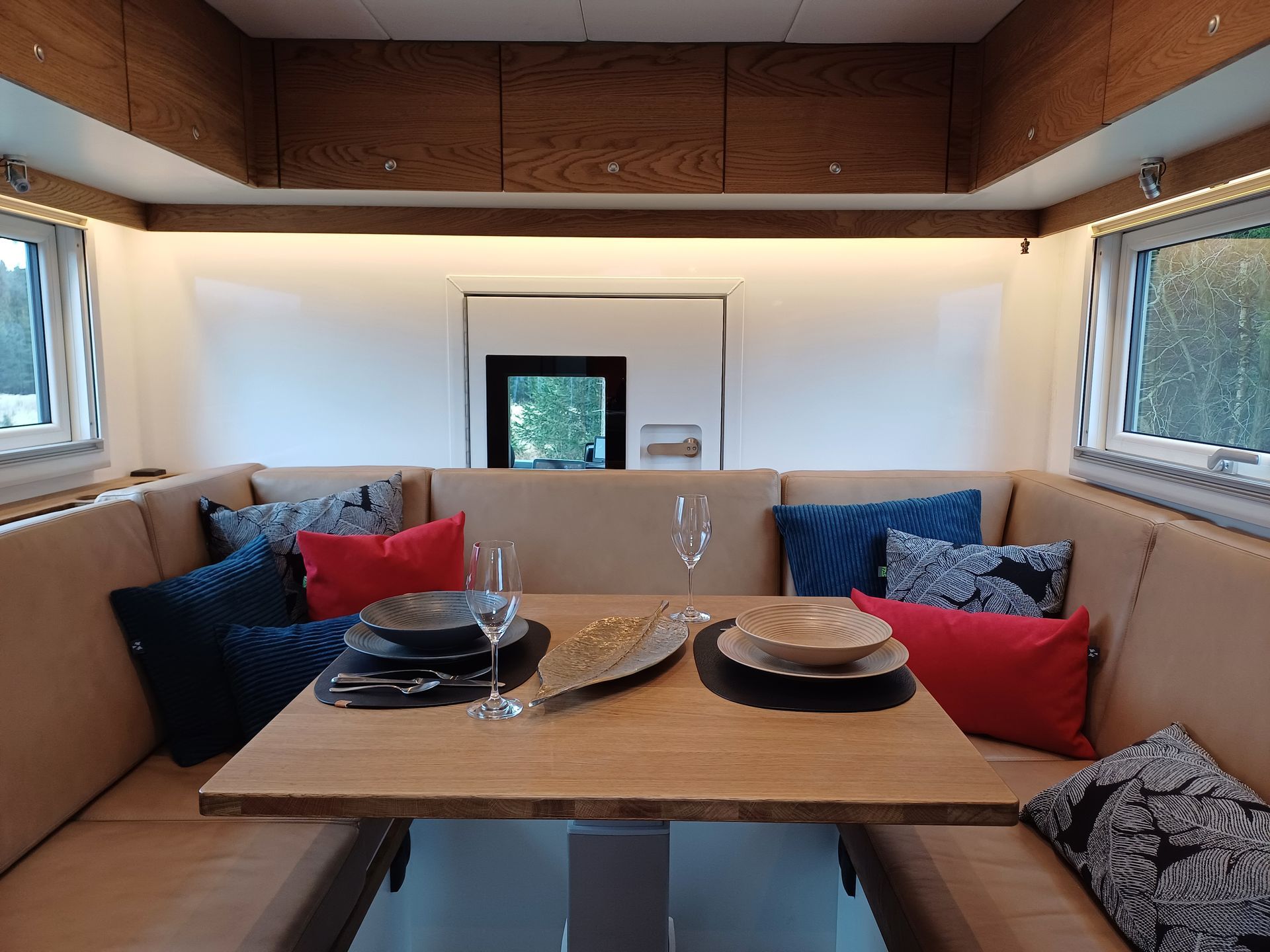 Mercedes Arocs FAS Expedition Expeditionsmobil Reisemobil Offroad Wohnkabine Luxus Ausstattung Rundsitzgruppe Durchstieg Hund Eiche Echtholz Büffelleder