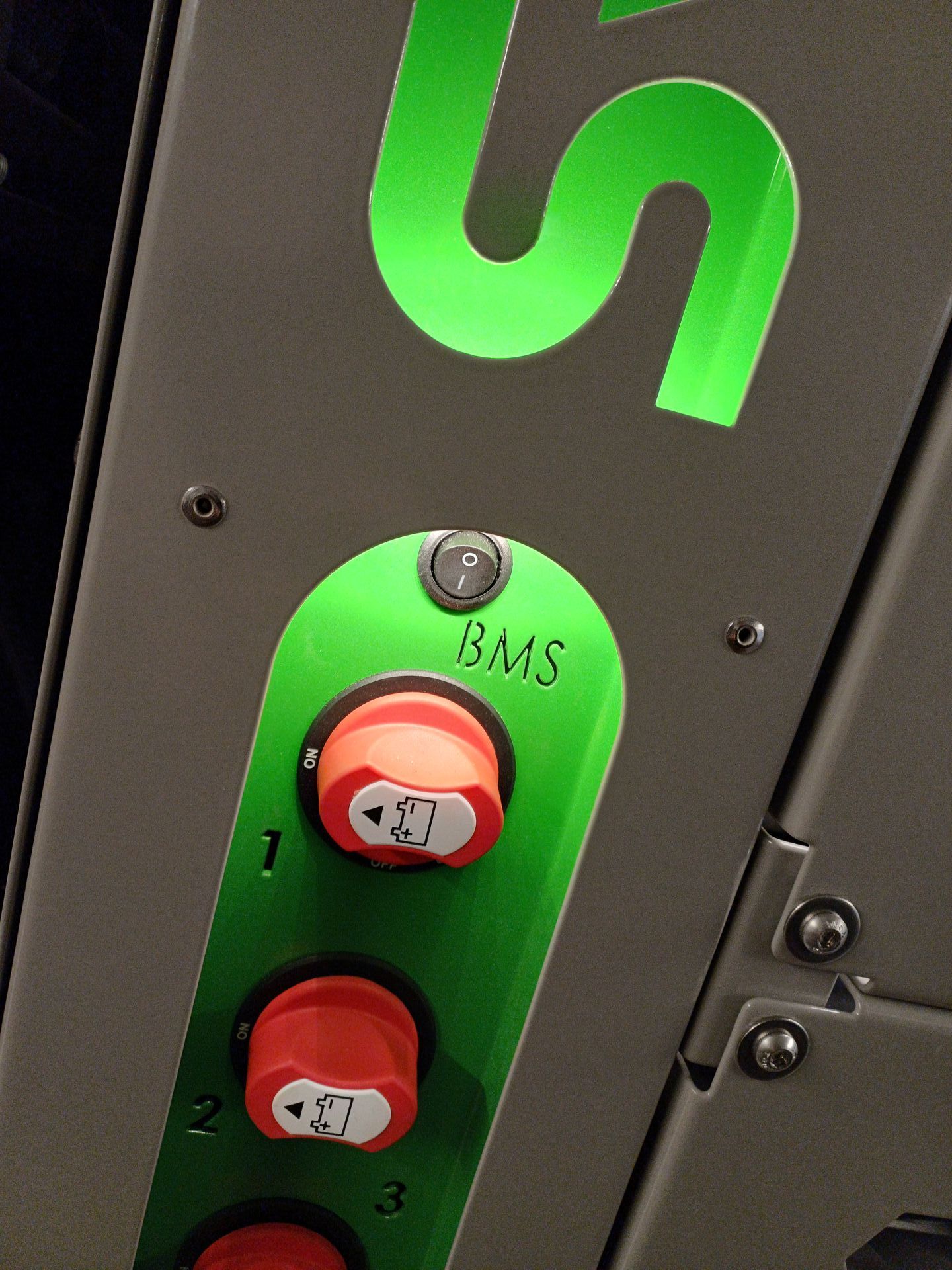 Mercedes Arocs FAS Expedition Expeditionsmobil Reisemobil Offroad Wohnkabine Luxus Ausstattung Garagenstaufach Heckgarage Energiepaket Elektropaket Elektrik Victron Energy BMS Inverter Spannungswandler Lithium Batterie Solar Wandler B2B Lader Wechselrichter