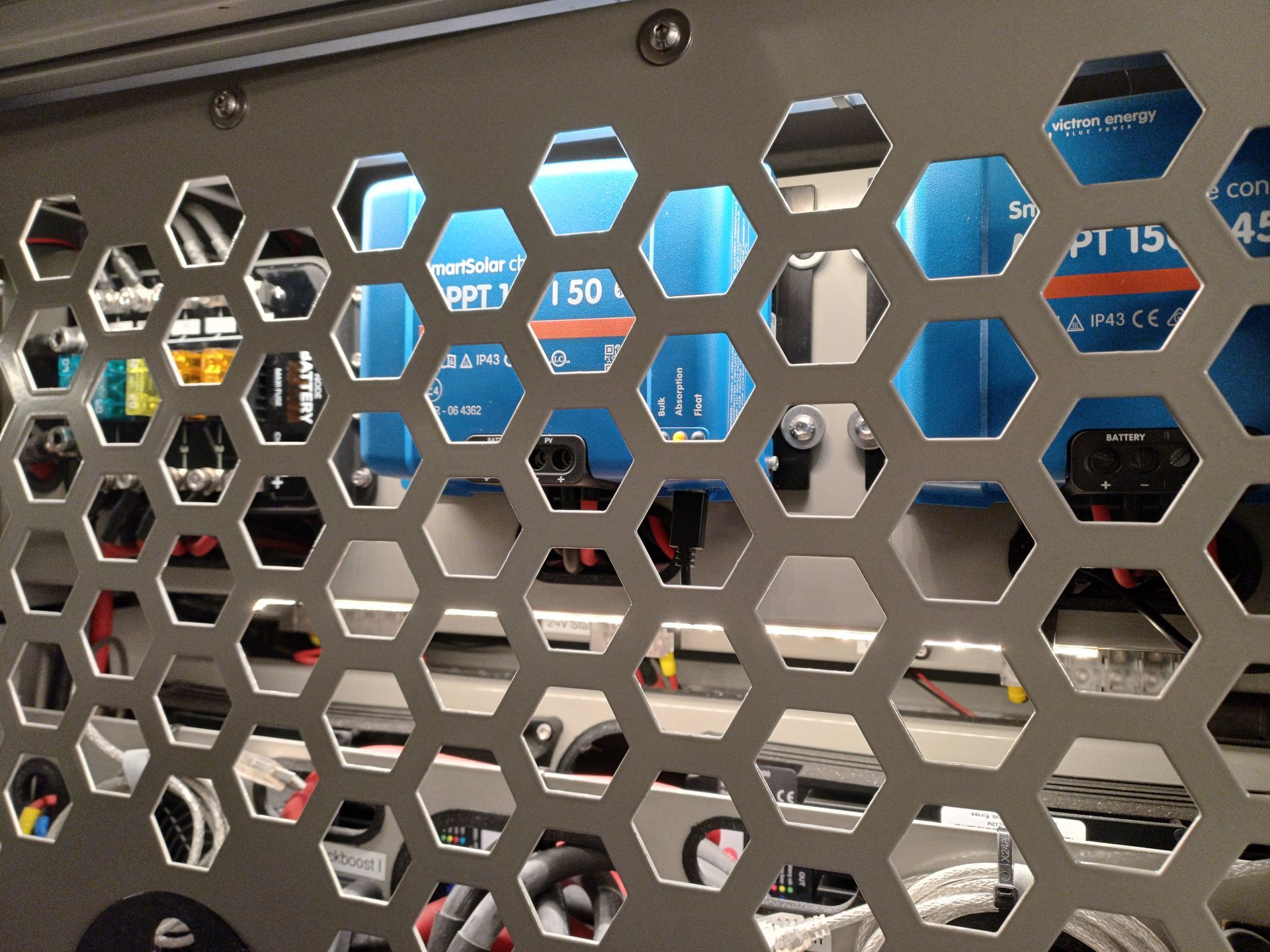 Mercedes Arocs FAS Expedition Expeditionsmobil Reisemobil Offroad Wohnkabine Luxus Ausstattung Garagenstaufach Heckgarage Energiepaket Elektropaket Elektrik Victron Energy BMS Inverter Spannungswandler Lithium Batterie Solar Wandler B2B Lader Wechselrichter