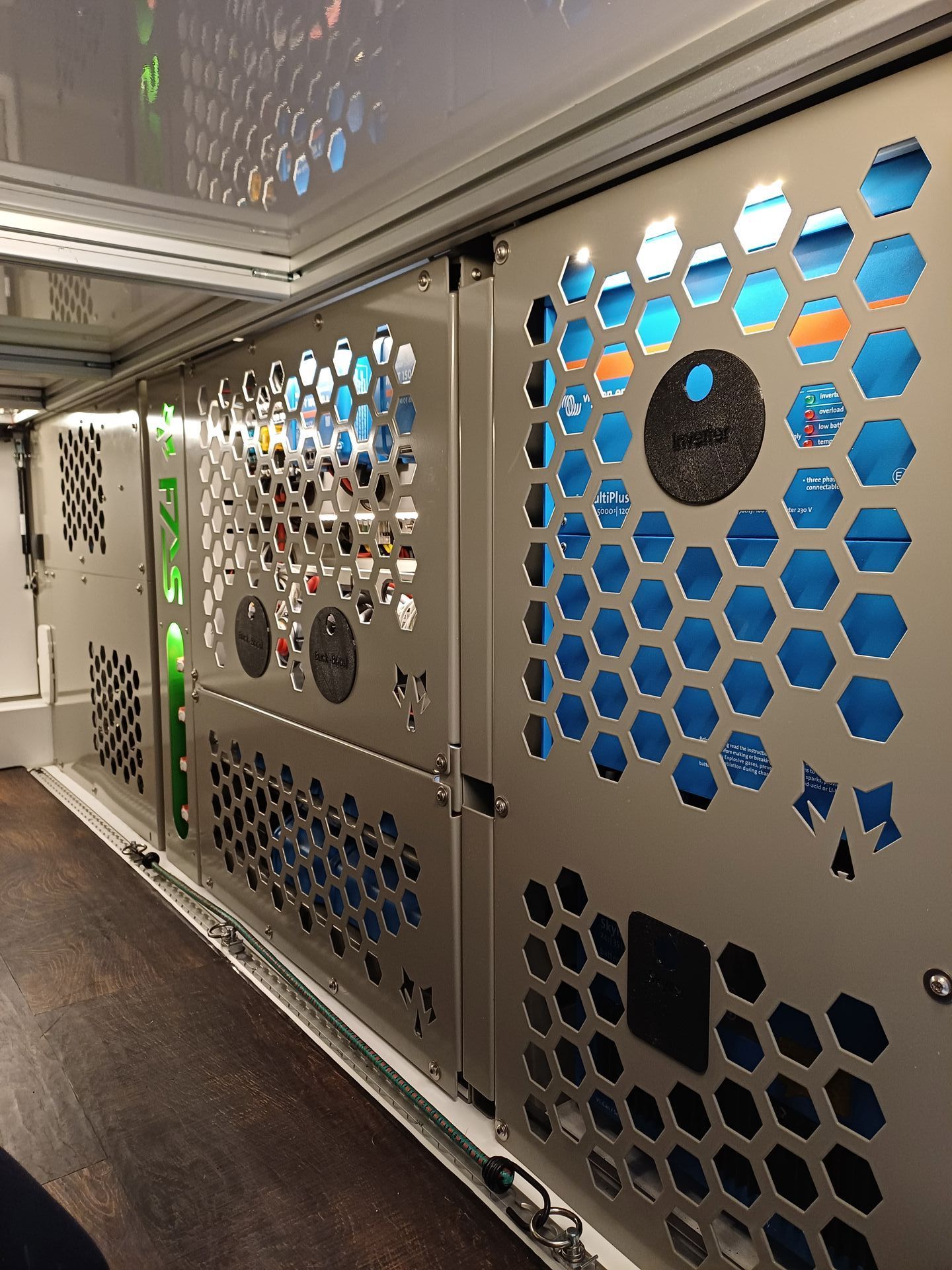 Mercedes Arocs FAS Expedition Expeditionsmobil Reisemobil Offroad Wohnkabine Luxus Ausstattung Garagenstaufach Heckgarage Energiepaket Elektropaket Elektrik Victron Energy BMS Inverter Spannungswandler Lithium Batterie Solar Wandler B2B Lader Wechselrichter