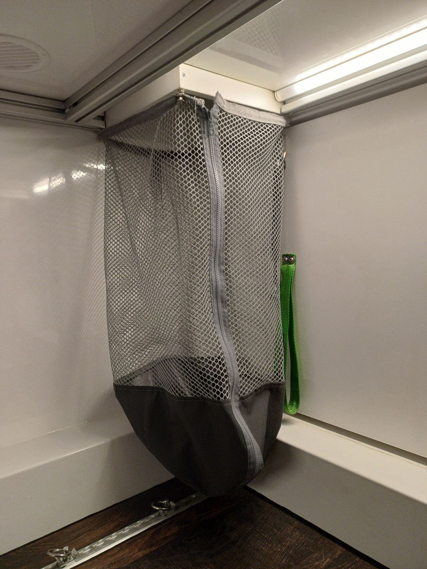 Mercedes Arocs FAS Expedition Expeditionsmobil Reisemobil Offroad Wohnkabine Luxus Ausstattung Bett Doppelbett Längsbetten Eiche Echtholz Wäschefach Wäscheklappe Waschmaschine Tiny Wash Waschtrockner Garagenstaufach Heckgarage