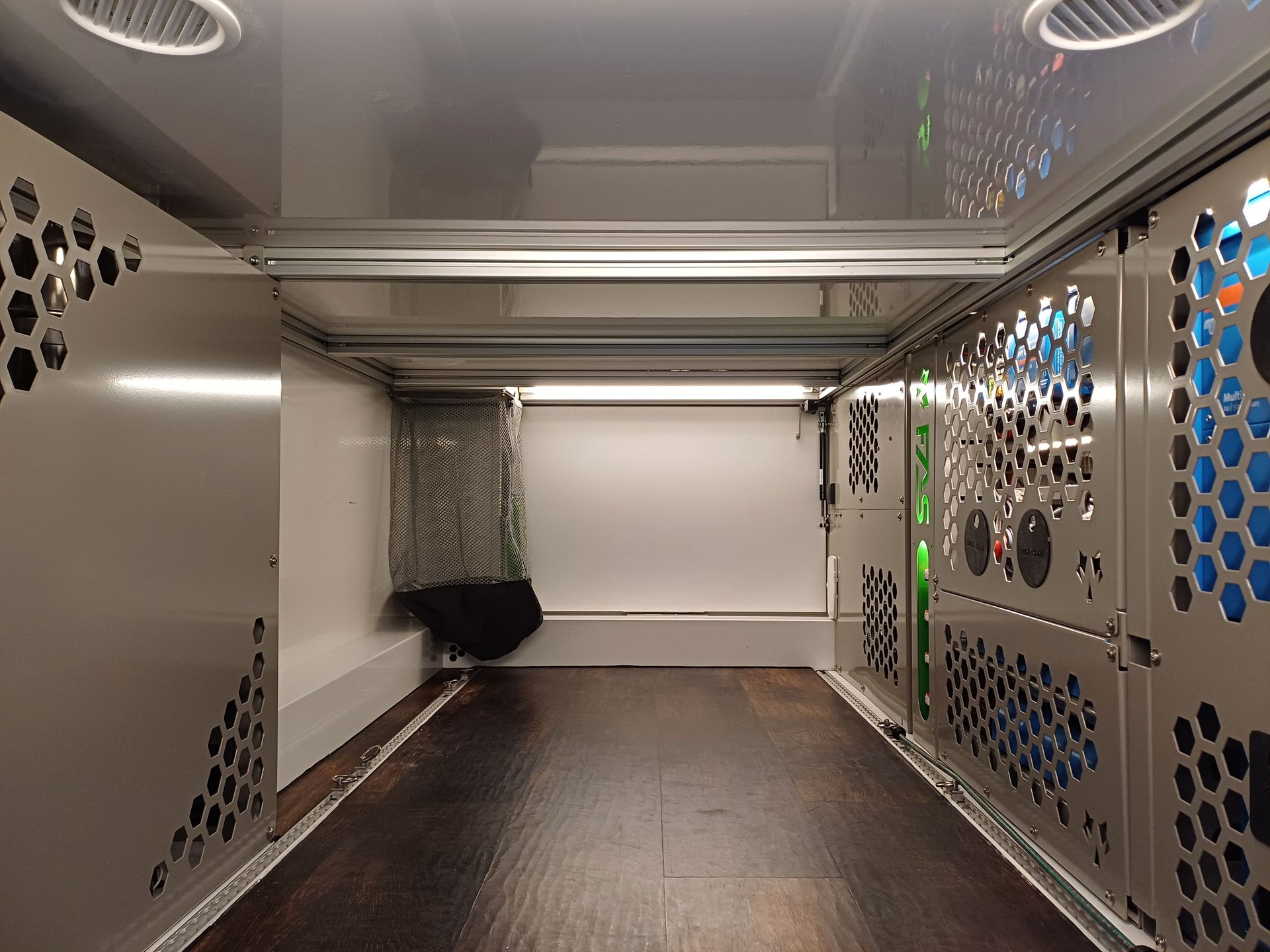 Mercedes Arocs FAS Expedition Expeditionsmobil Reisemobil Offroad Wohnkabine Luxus Ausstattung Bett Doppelbett Längsbetten Eiche Echtholz Wäschefach Wäscheklappe Waschmaschine Tiny Wash Waschtrockner Garagenstaufach Heckgarage