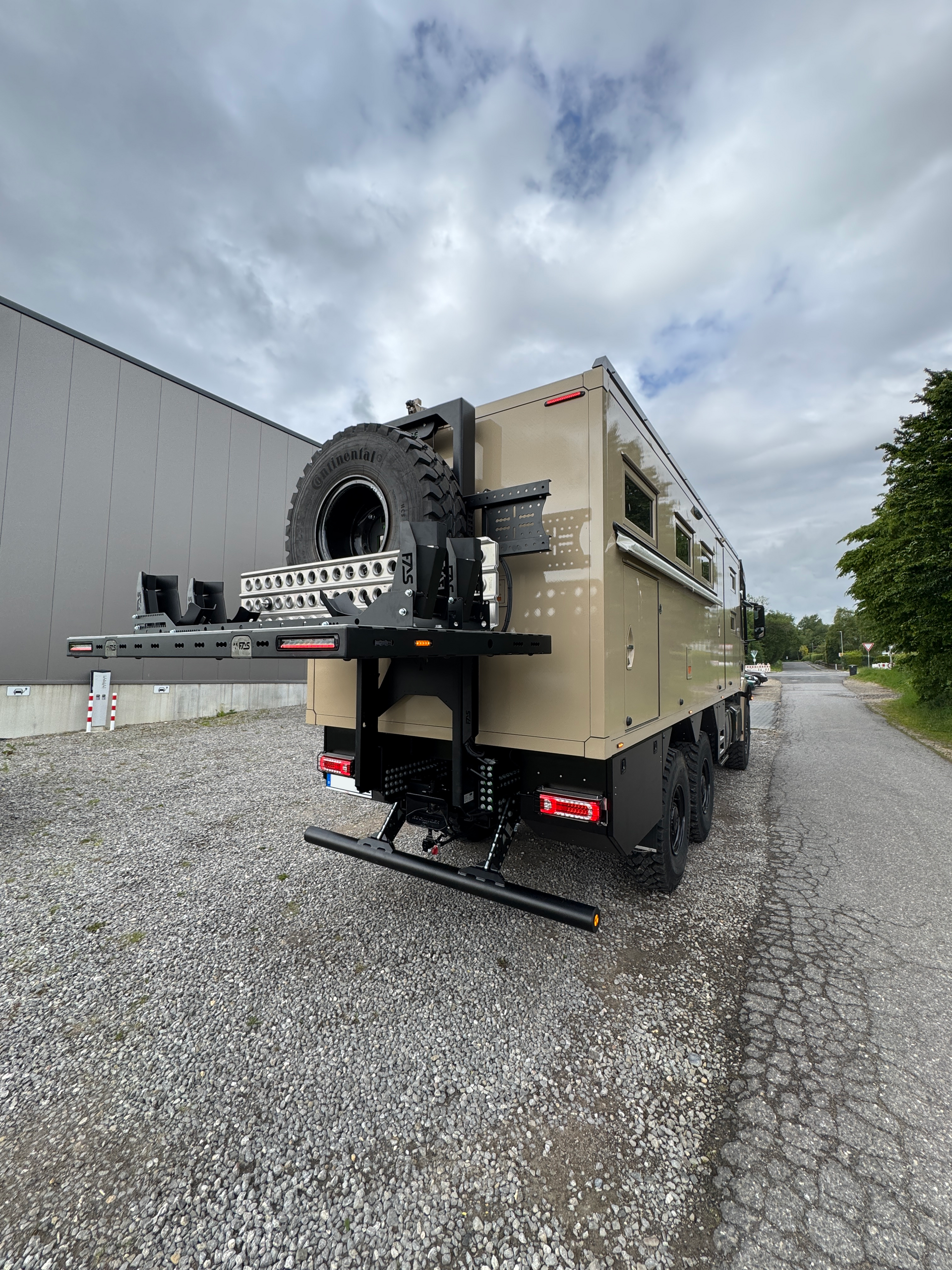 FAS Expedition Krug Expeditionsmobil Offroad Reisemobil Heckträger XL Motorradträger Mercedes Arocs