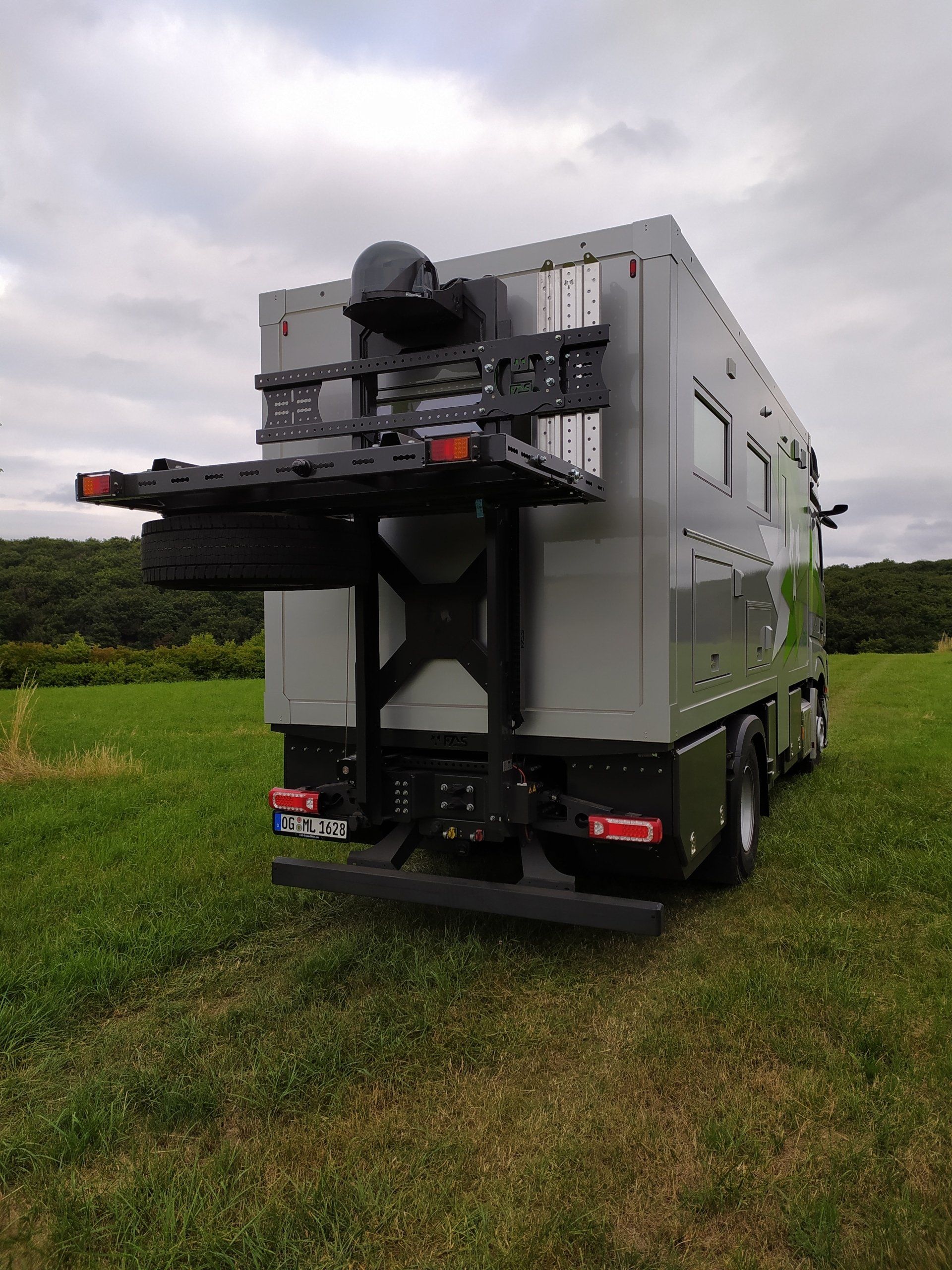 Wohnkabine Reisemobil Expeditionsmobil Rundsitzgruppe Längsbetten Aktustikdecke Leder Eiche Fenix Durchstieg Heckträger Quadträger victron solar energie