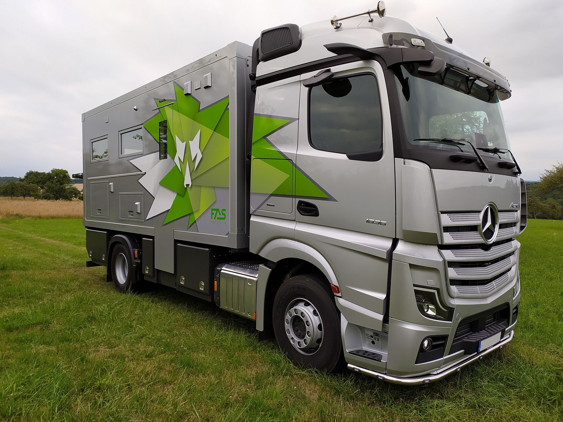 FAS Expedition Expeditionsmobil Reisemobil Mercedes Actros 1836 4x4 Komplettfahrzeug zum Verkauf 6m Wohnkabine Quadträger hochwertiges Interieur Rundsitzgruppe Längsbetten Panoramafenster 800Ah/ 1,9KW Solar