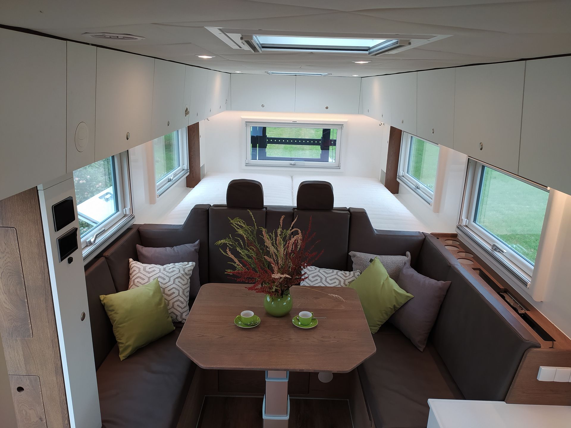 FAS Expedition Expeditionsmobil Reisemobil Mercedes Actros 1836 4x4 Komplettfahrzeug zum Verkauf 6m Wohnkabine Quadträger hochwertiges Interieur Rundsitzgruppe Längsbetten Panoramafenster 800Ah/ 1,9KW Solar