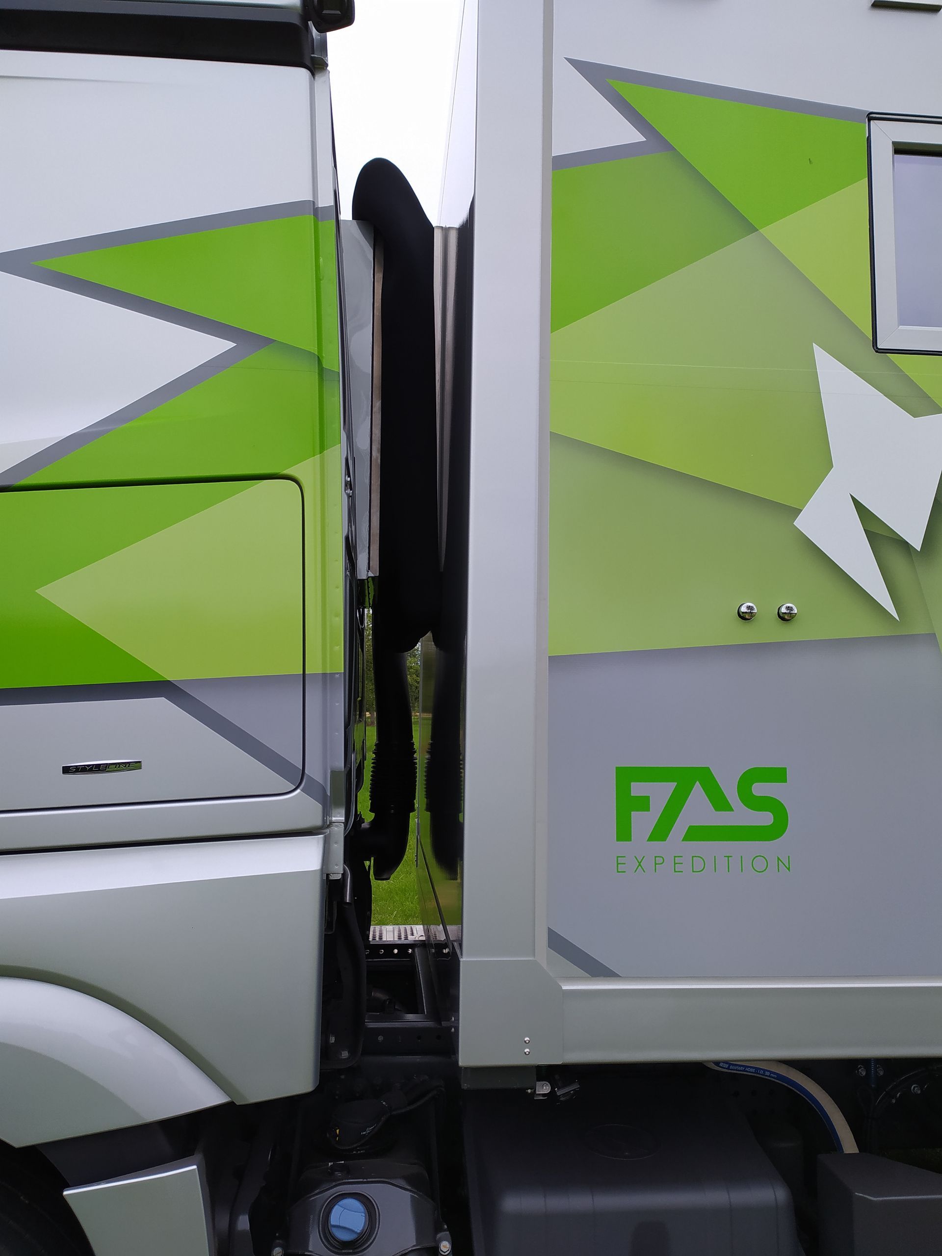 FAS Expedition Expeditionsmobil Reisemobil Mercedes Actros 1836 4x4 Komplettfahrzeug zum Verkauf 6m Wohnkabine Quadträger hochwertiges Interieur Rundsitzgruppe Längsbetten Panoramafenster 800Ah/ 1,9KW Solar