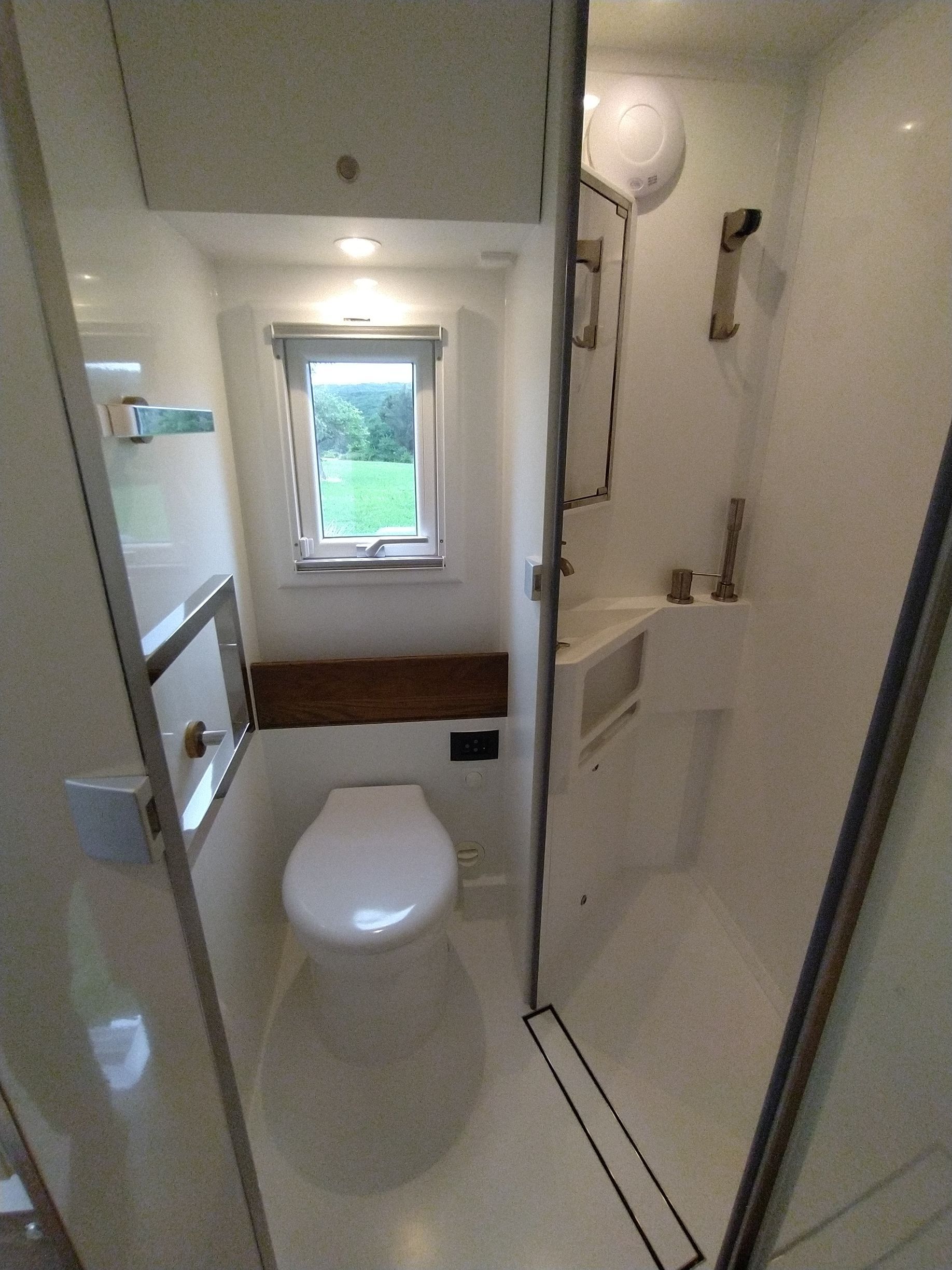 FAS Expedition Expeditionsmobil Reisemobil Mercedes Actros 1836 4x4 Komplettfahrzeug zum Verkauf 6m Wohnkabine Quadträger hochwertiges Interieur Rundsitzgruppe Längsbetten Panoramafenster 800Ah/ 1,9KW Solar